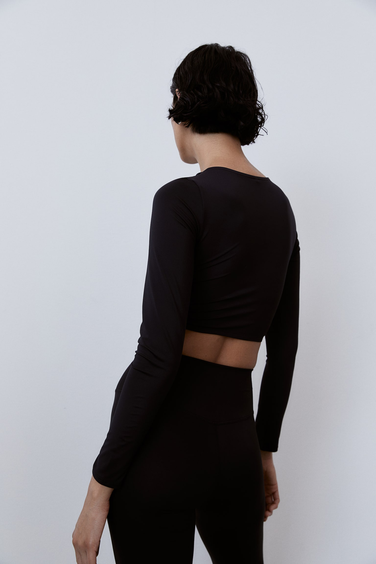 Cropped Activewear Top In DryMove™ - Black - 7