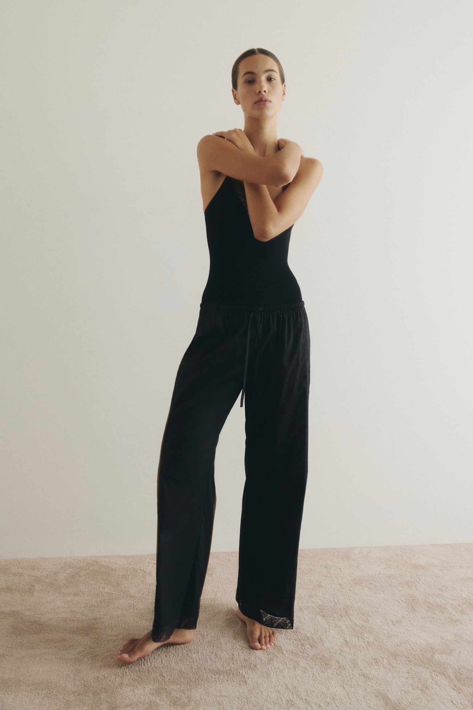 מכנסיים עם שרוך קשירה וסיומת תחרה - שחור/ורוד פודרה - 5