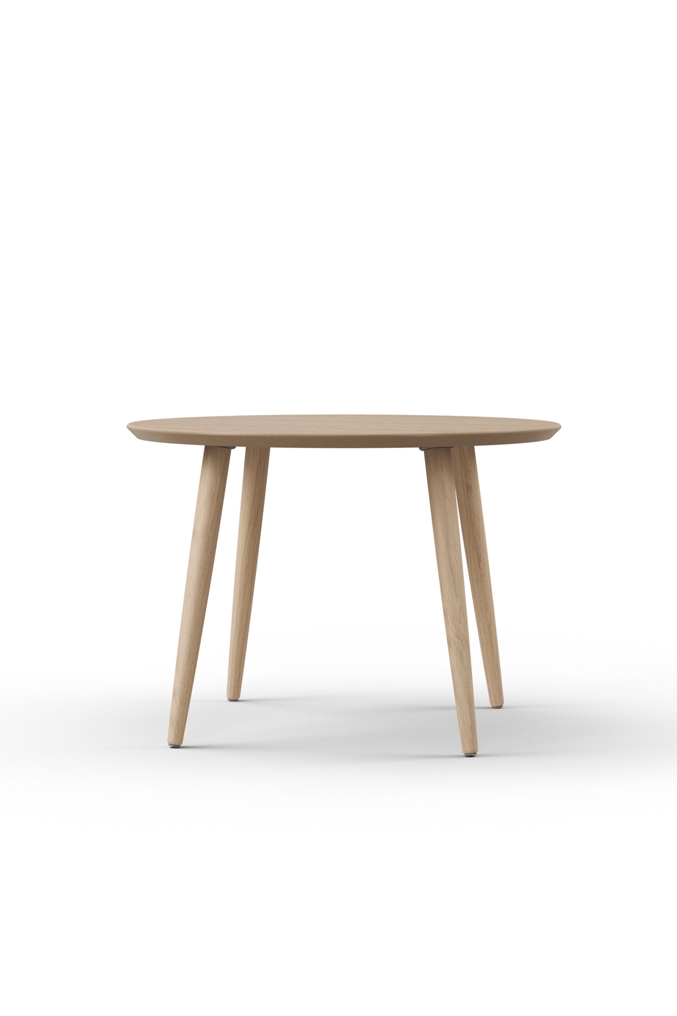 Größeres Bild anzeigen: Ein runder Holztisch mit heller Eichenoberfläche und glatter, runder Tischplatte. Er steht auf vier konisch zulaufenden, leicht ausgestellten Beinen, die nach außen geneigt sind und seine minimalistische Struktur betonen.
