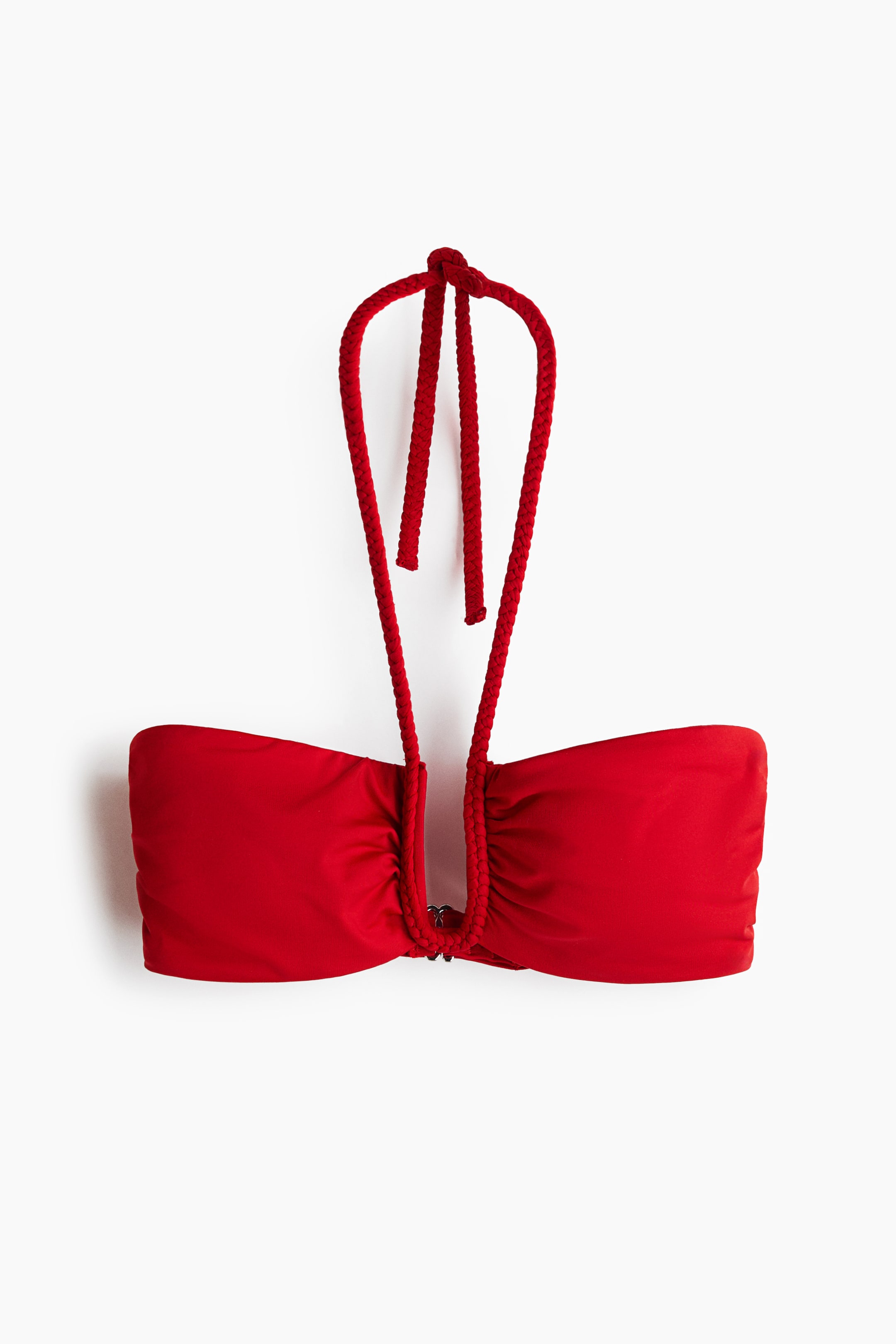Zobacz większy obraz: Czerwony biustonosz bikini typu bandeau prezentowany jest od przodu, z wyprofilowanymi miseczkami, plecionymi wiązaniami na szyi zawiązywanymi na górze oraz plecionym detalem w kształcie litery U łączącym wiązania na środku biustu.