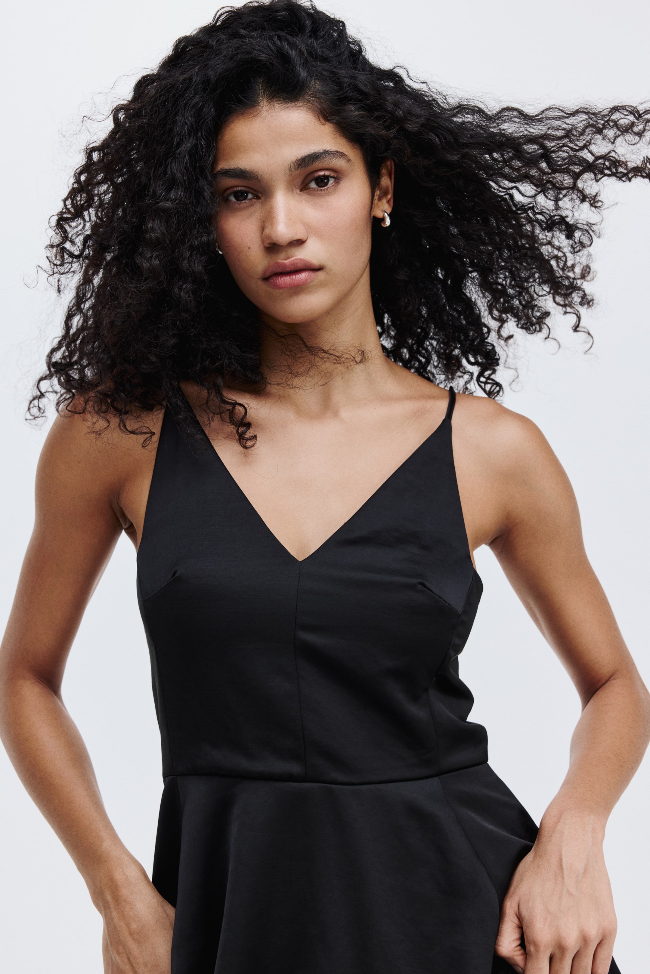 Ver imagen más grande: Vestido de tirantes con escote en V - Negro | H&M ES 4