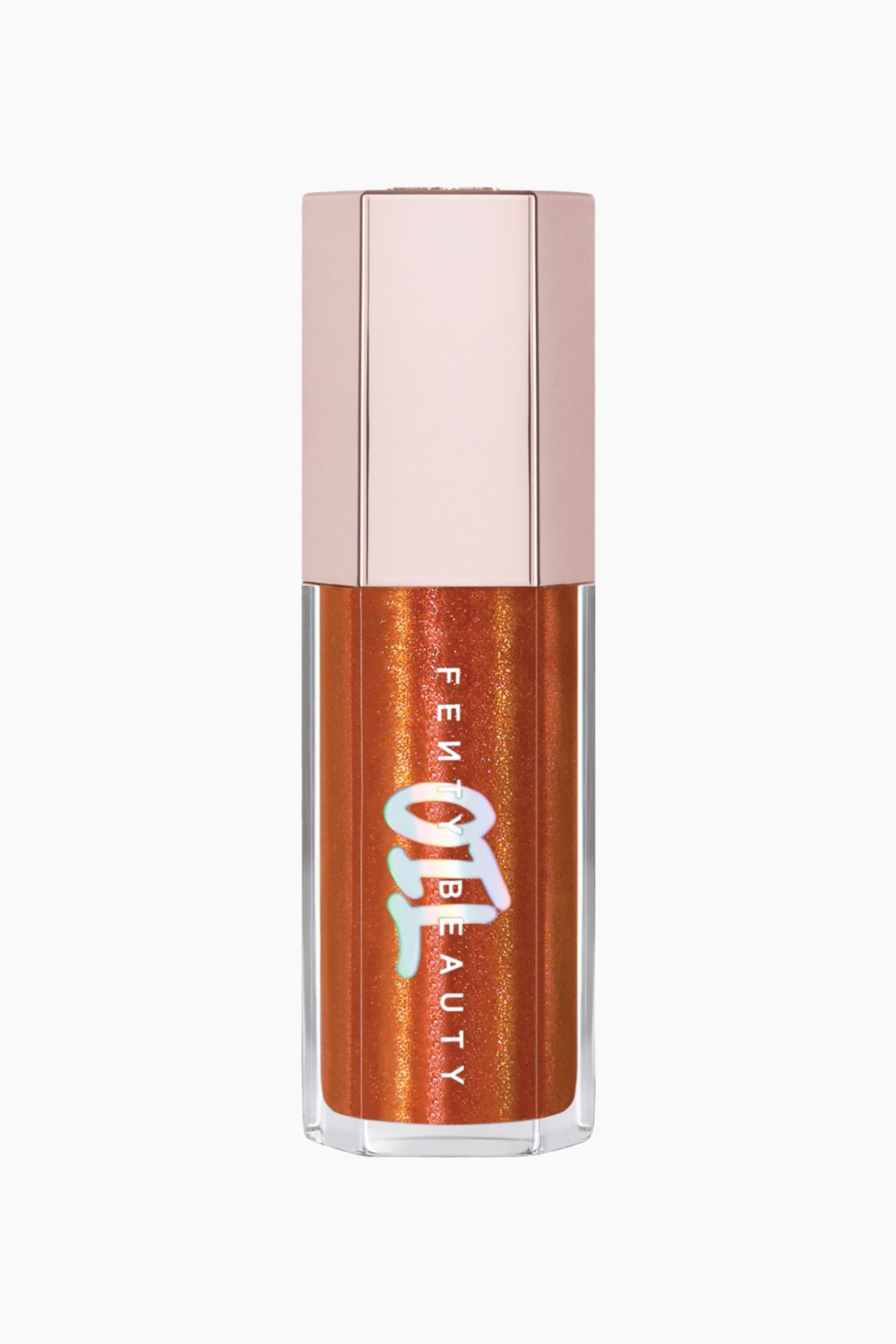 Visa större bild: Gloss Bomb Oil Luminizing Lip Oil 'n Gloss står upprätt och visar upp en transparent hexagonal tub fylld med en skimrande kopparorange vätska. Den har ett metalliskt ljusrosa hexagonalt lock och visar ett vertikalt vitt "FENTY BEAUTY"-varumärke överlagt med en holografisk "OIL"-grafik på framsidan.