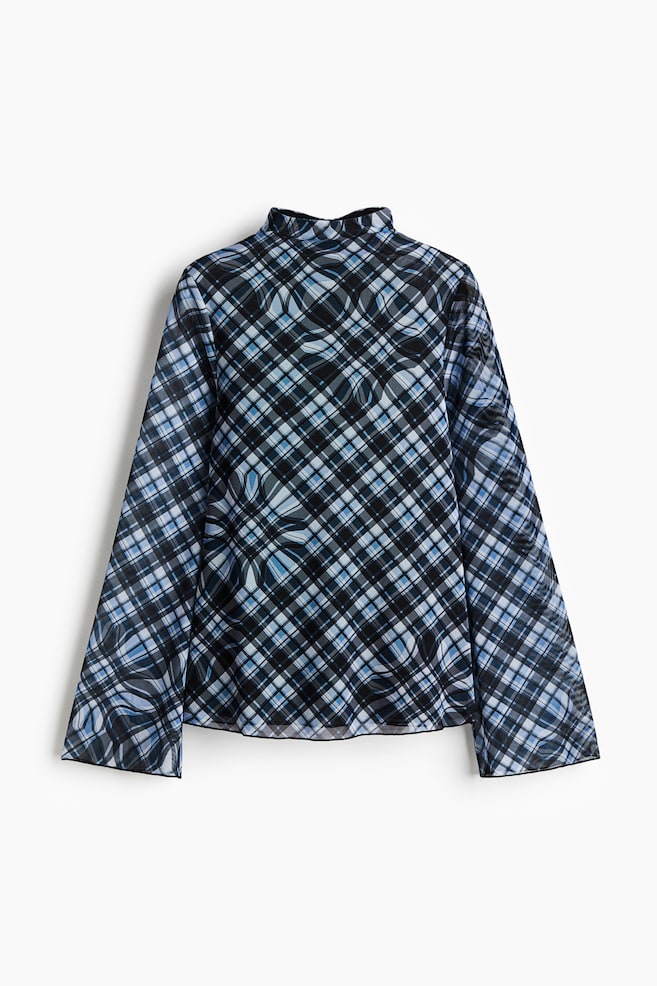 Een blouse met een opstaande kraag wordt gepresenteerd vanaf de VOORKANT, met een zwart, wit en blauw ruitpatroon dat is bedekt met abstracte blauwe en grijze wervelende vormen. Het is ontworpen met lange, wijde mouwen, en een smalle donkere bies werkt de zoom en mouwranden af. - 1