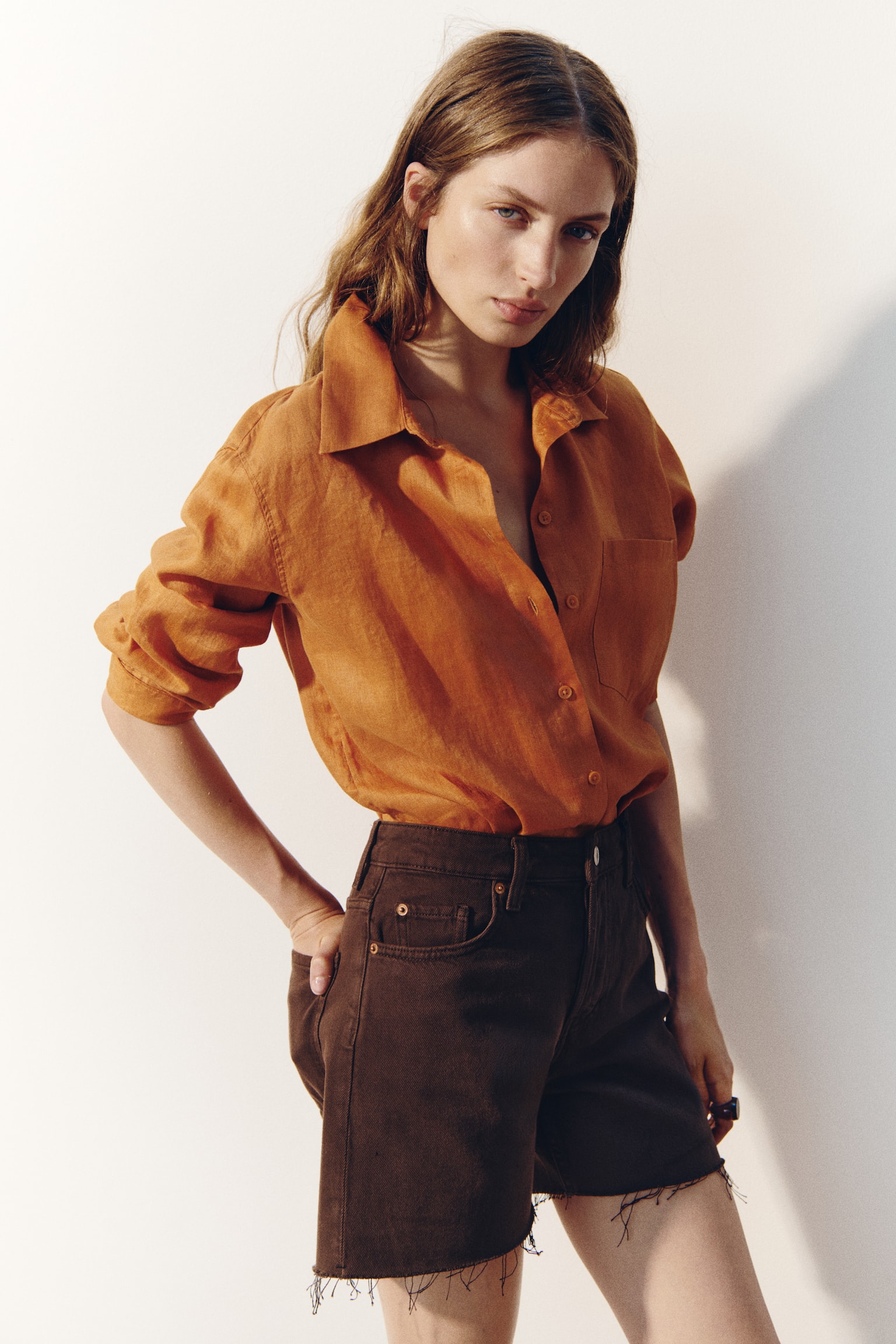 Женские шорты H&M Raw-Edge Denim, цвет: Тёмный коричневый — фото 4