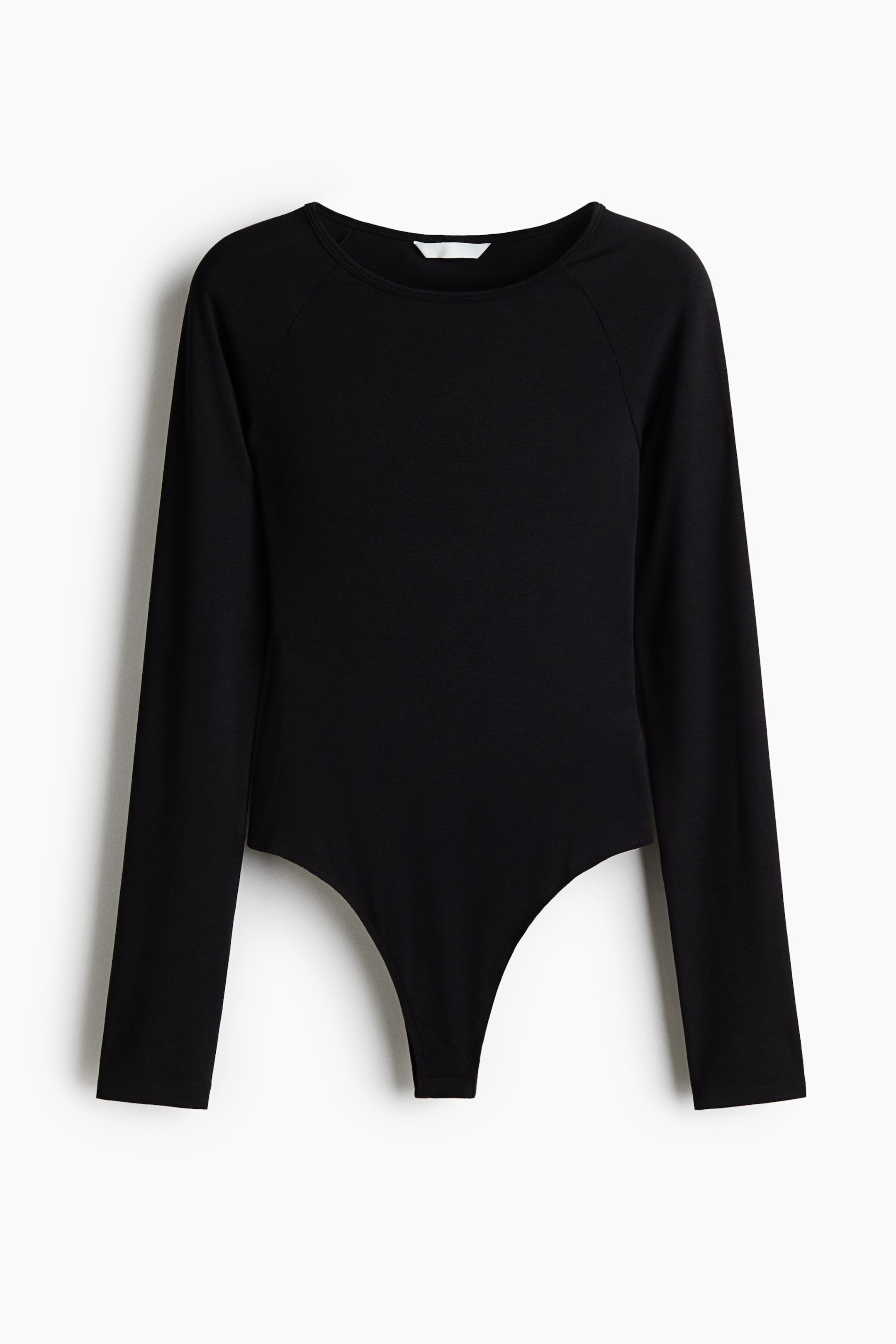 Grotere afbeelding bekijken: Een zwart bodysuit met lange mouwen is van voren te zien, met een ronde halslijn, raglanmouwen en een hoog uitgesneden onderkant. Het nauwsluitende kledingstuk heeft een gladde, effen gebreide textuur met netjes afgewerkte zomen.