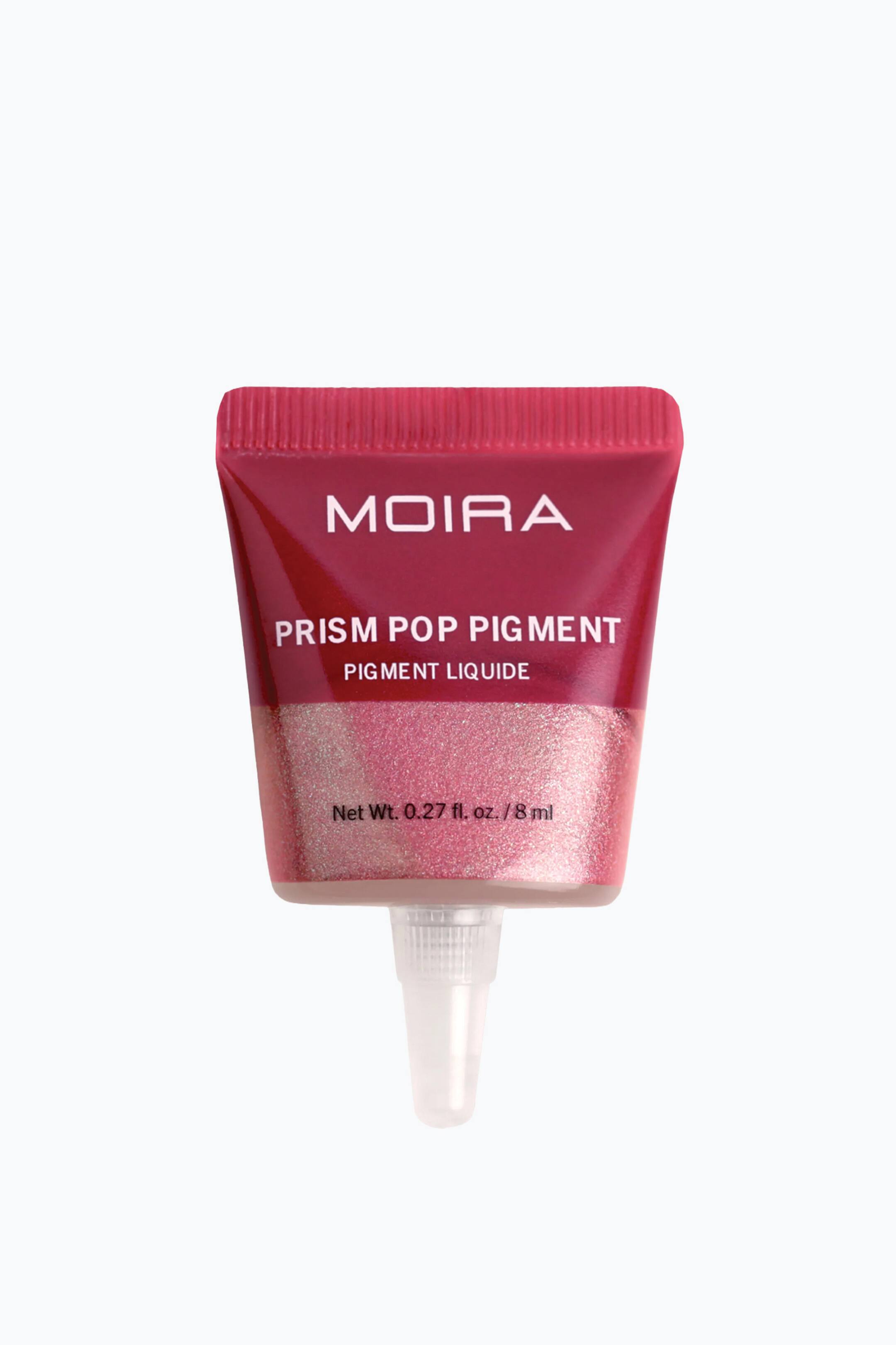 Vis større bilde: En klemmetube med MOIRA Prism Pop Pigment står loddrett med den gjennomsiktige tuten pekende nedover. Den øvre delen av tuben har en solid magenta farge med hvit merkevaretekst, mens den gjennomsiktige nedre delen viser et skimrende, metallisk rosa flytende pigment.