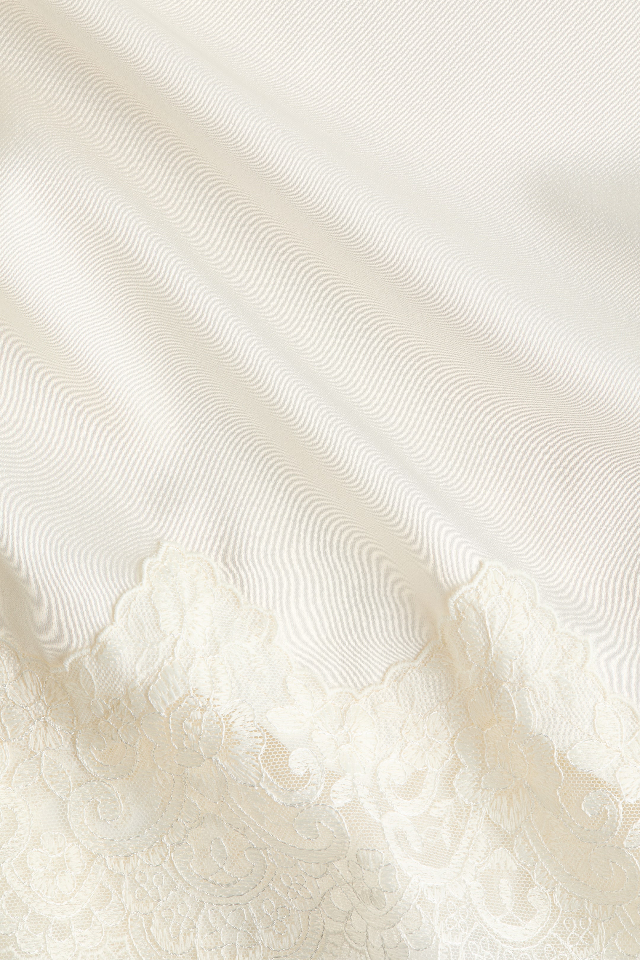 Nuisette en satin avec dentelle