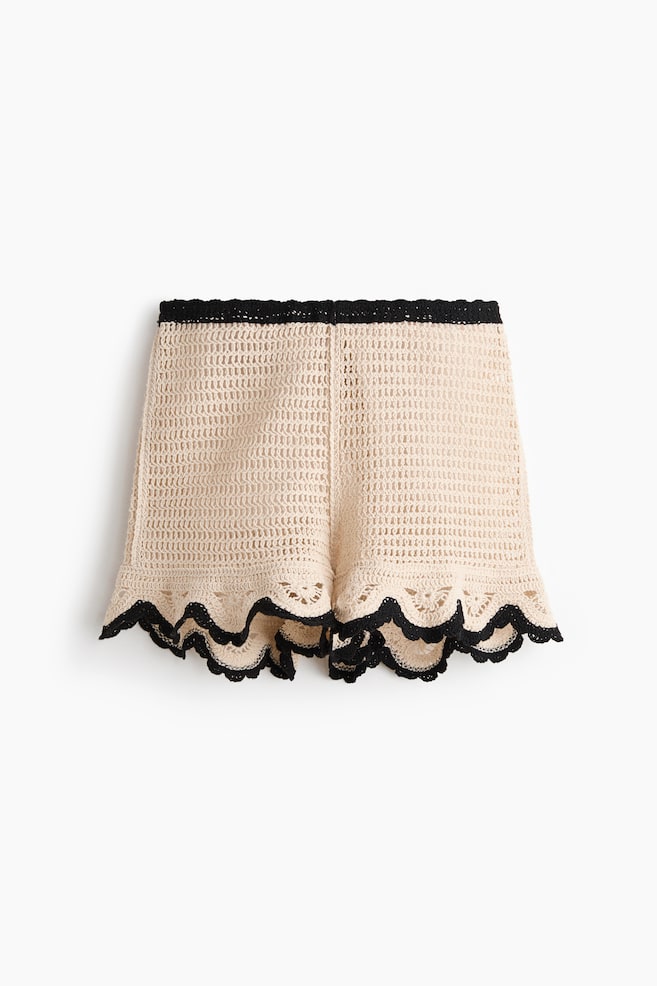 Shorts med hæklet look og flæser - Creme - 1