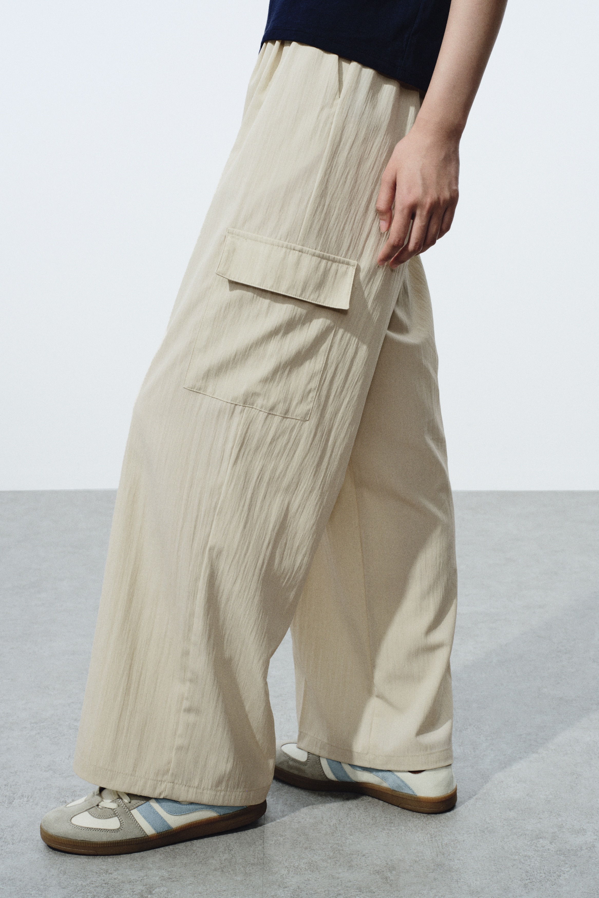 Wide cargo trousers