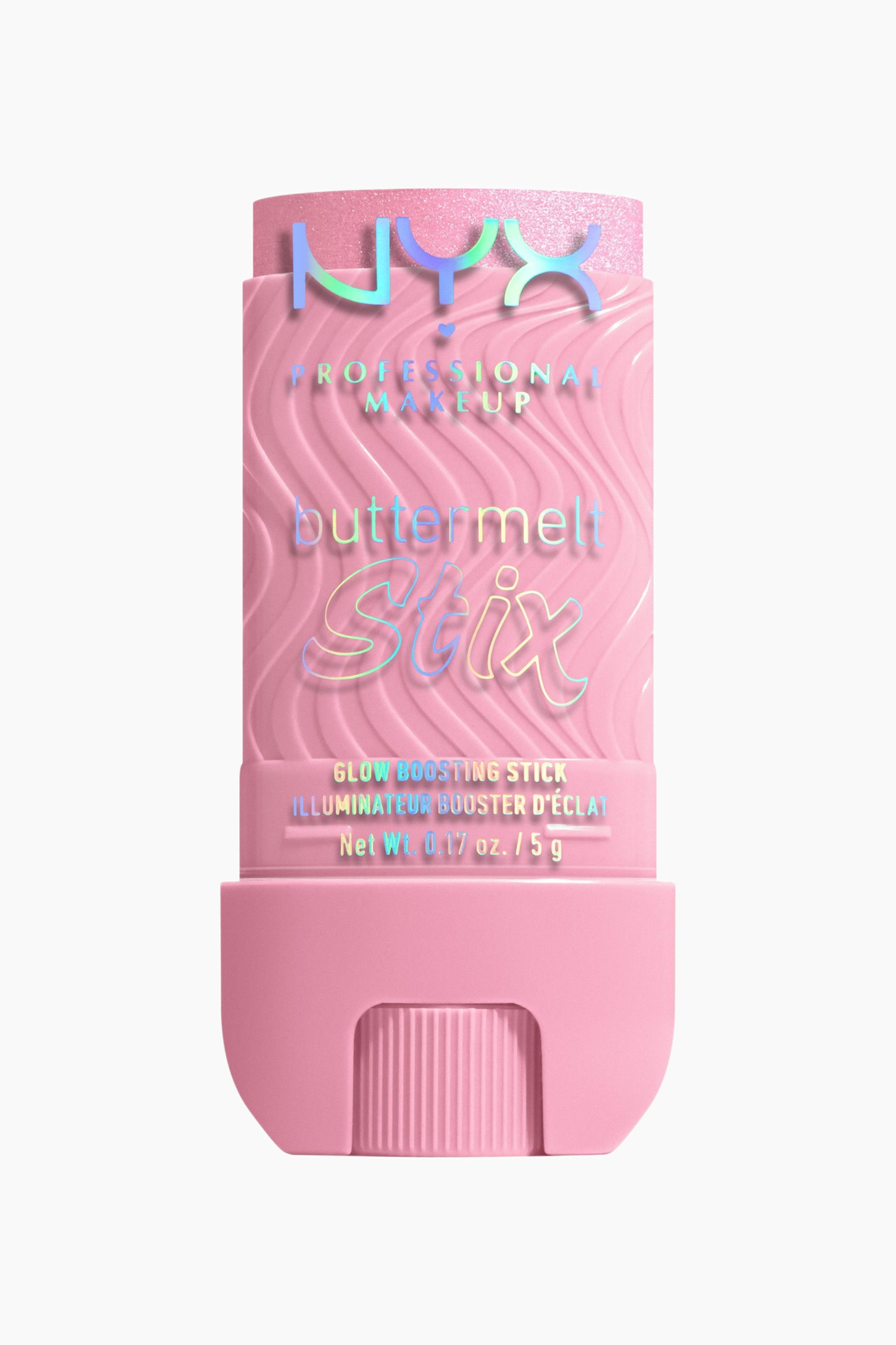 Visa större bild: En rosa kosmetiksticka står upprätt och riktad framåt. Dess matta rosa kropp har en vågig präglad struktur och visar iriserande bokstäver med 'NYX PROFESSIONAL MAKEUP' och 'buttermelt Stix'. Nedanför identifierar vit text den som en 'Glow Boosting Stick'. Överst på sticket syns en glittrig rosa produkt, och ett räfflat hjul är synligt vid dess bas.