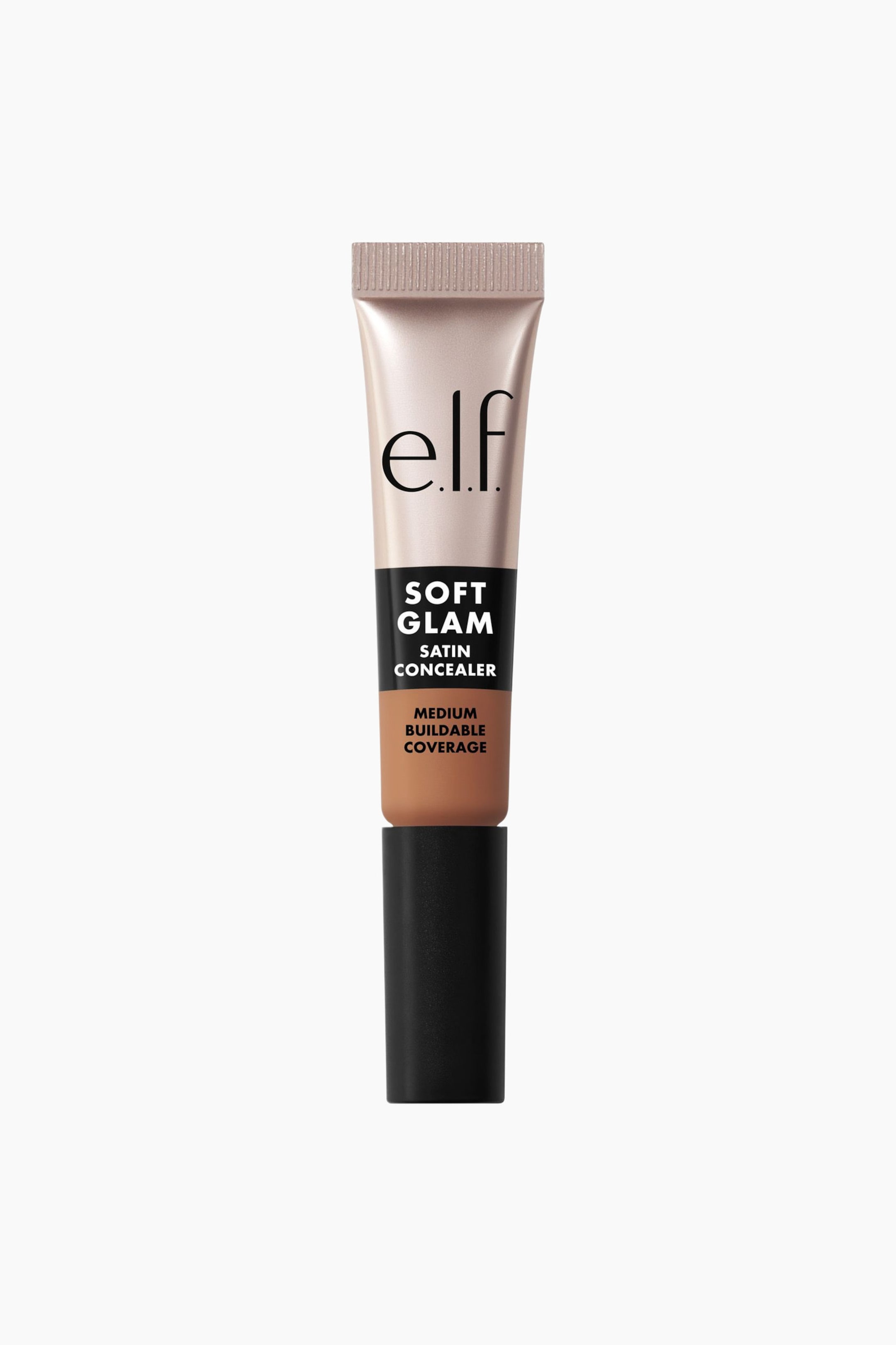 Vis større bilde: En elf Soft Glam Satin Concealer-tube står oppreist og viser en rosegullfarget topp og en mellombrun bunn som angir nyansen. En svart etikett viser produktnavnet og informasjon om dekning, og en matt svart hette sitter på bunnen.
