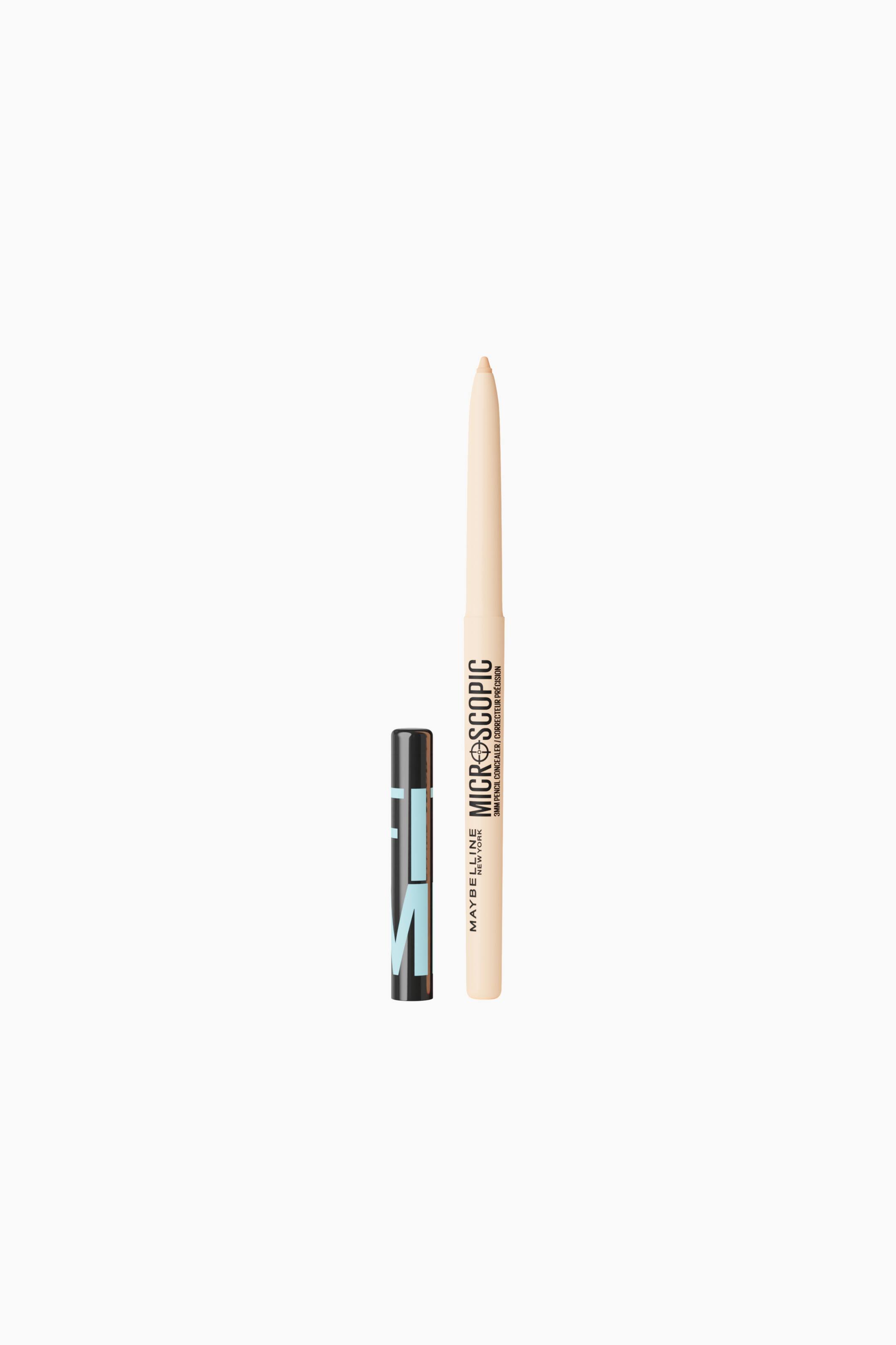 Größeres Bild ansehen: Ein nudefarbener Concealer-Stift steht senkrecht neben seiner abgenommenen schwarzen Kappe. Der Stift zeigt einen schlanken, beigen Korpus mit schwarzer Markenaufschrift und einer freiliegenden, spitzen Spitze, während die Kappe hellblaue Schrift aufweist.