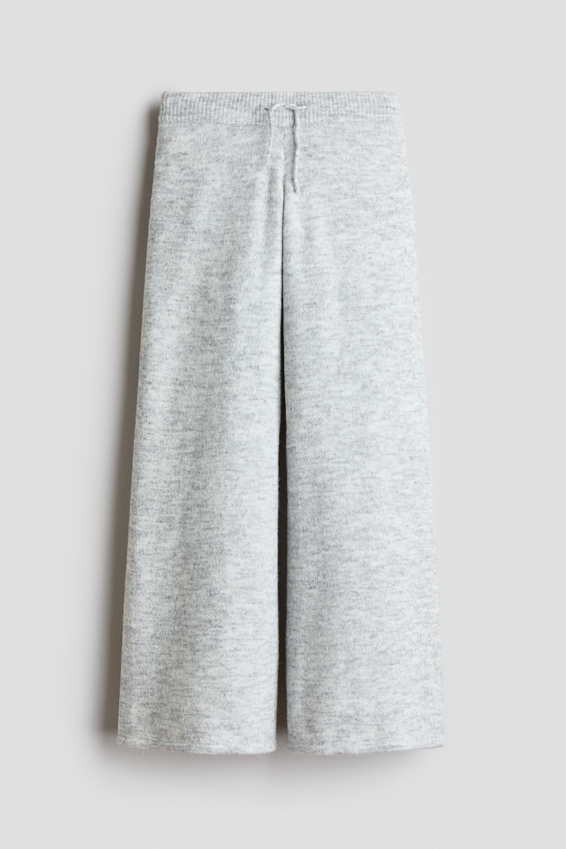 Visualizza l'immagine ingrandita: Pantaloni in maglia melange grigio chiaro mostrati in vista frontale, con vita elasticizzata a coste e coulisse centrale. Le gambe ampie dalla vestibilità rilassata terminano con orli semplici.