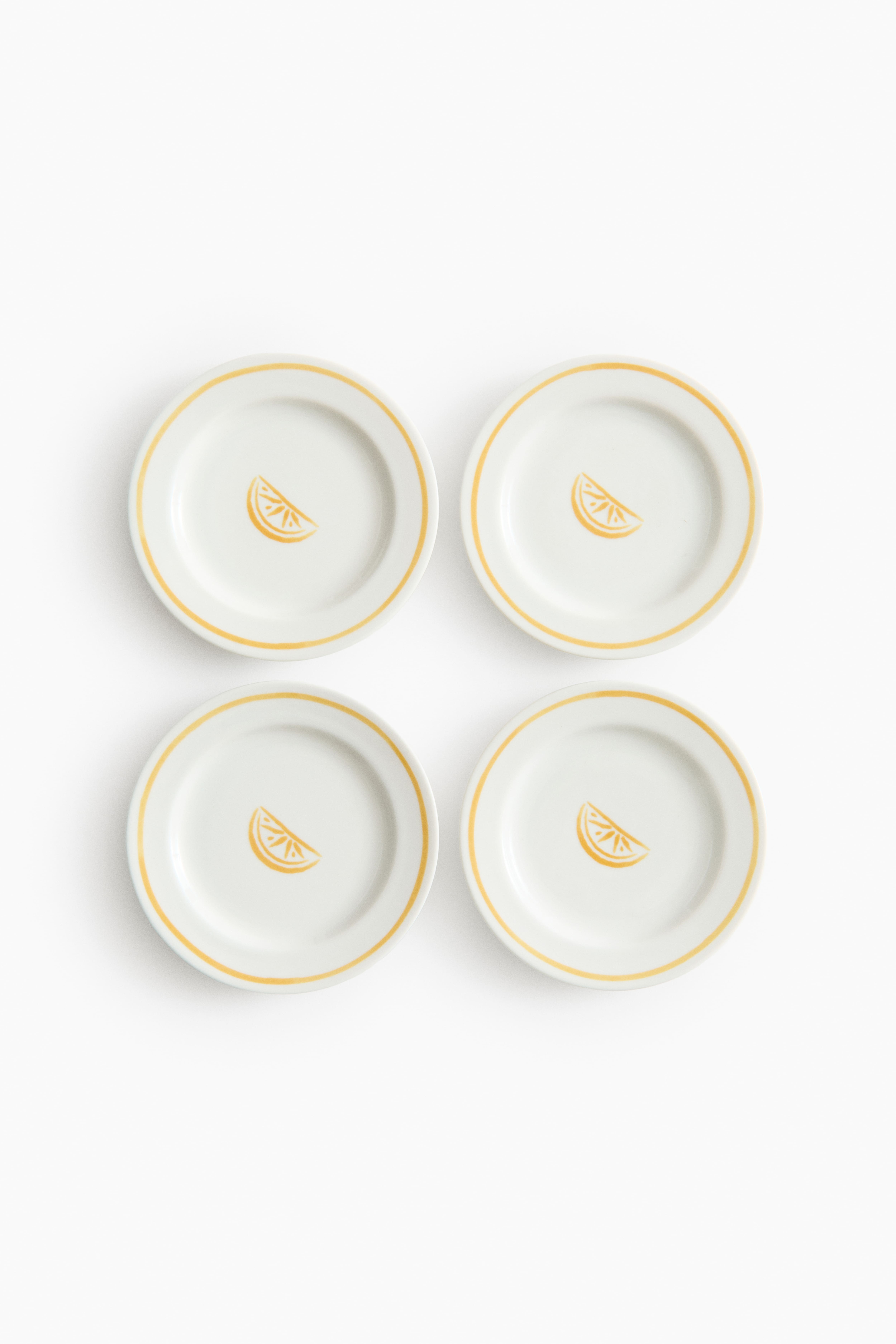 Lot de 4 petites assiettes en porcelaine