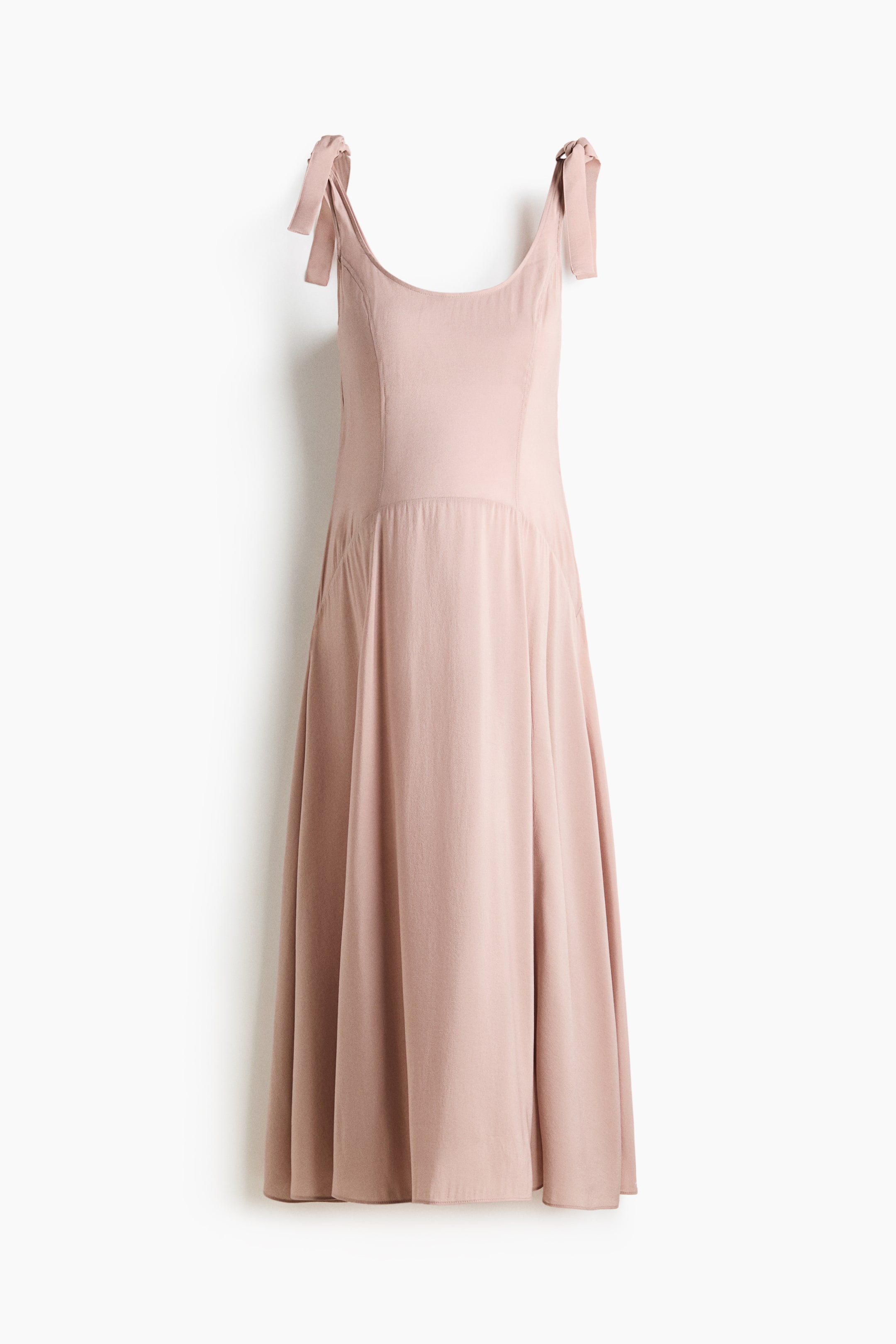 Agrandir l'image: Une robe présente sa vue de face, arborant une couleur rose doux, un décolleté rond et des bretelles à nouer sur les épaules. Le corsage ajusté se transforme en une jupe évasée en ligne A avec des fronces subtiles.