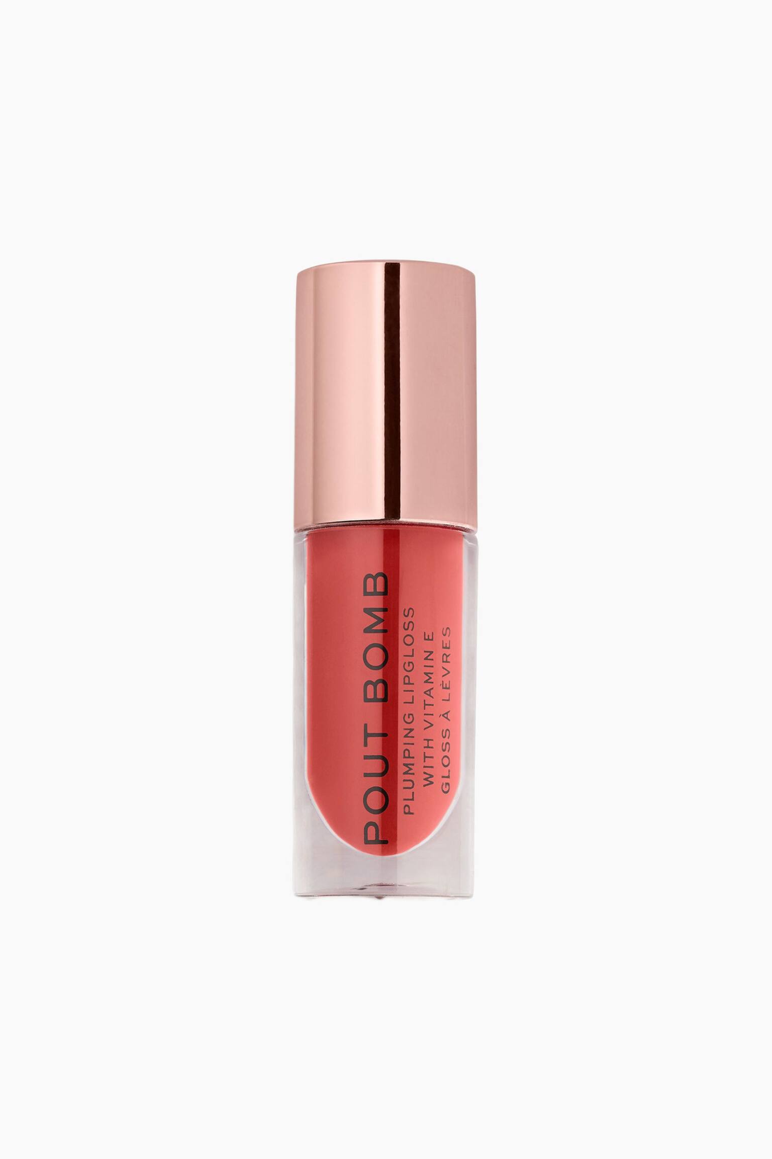 Ein aufrecht stehender Lipgloss in Tubenform ist in frontaler Ansicht zu sehen und verfügt über einen transparenten zylindrischen Behälter, der einen korallenrosa Farbton zeigt. Auf der Flasche ist vertikal schwarzer Text mit der Aufschrift âPOUT BOMBâ zu sehen, und ein reflektierender, metallischer, roségoldener zylindrischer Deckel verschlieÃt die Oberseite.