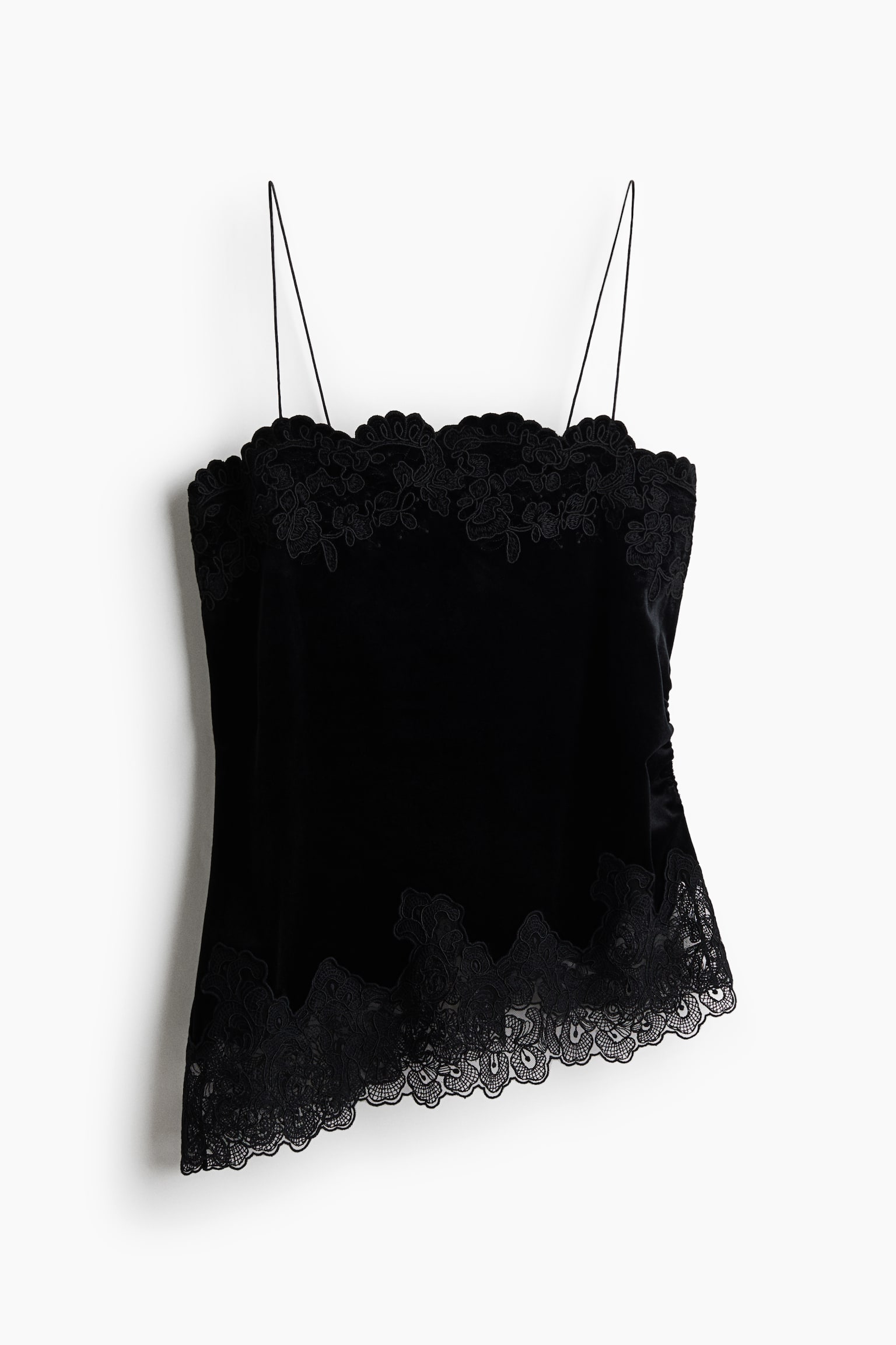 ÄernÃ½ sametovÃ½ top typu camisole visÃ­ a ukazuje svÅ¯j pÅednÃ­ design s ultra tenkÃ½mi Å¡pagetovÃ½mi ramÃ­nky a propracovanÃ½m vroubkovanÃ½m krajkovÃ½m lemovÃ¡nÃ­m podÃ©l rovnÃ©ho vÃ½stÅihu. Top mÃ¡ hebkÃ© lÃ¡tkovÃ© tÄlo, kterÃ© pÅechÃ¡zÃ­ do Å¡irokÃ©ho, ladÃ­cÃ­ho vroubkovanÃ©ho krajkovÃ©ho lemu podÃ©l asymetrickÃ©ho spodnÃ­ho okraje. - 1