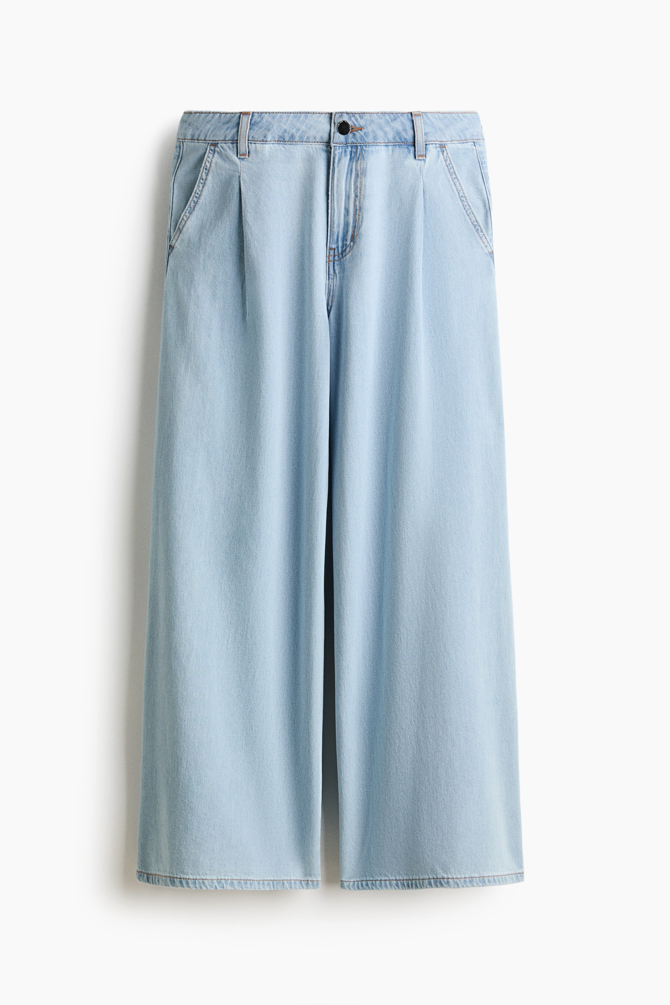 הצגת תמונה גדולה יותר: ג'ינס כחול בהיר עם רגליים רחבות, כולל קפלים בחזית, חגורה עם לולאות לחגורה, כפתור כהה אחד לסגירה וכיסים קדמיים אלכסוניים.