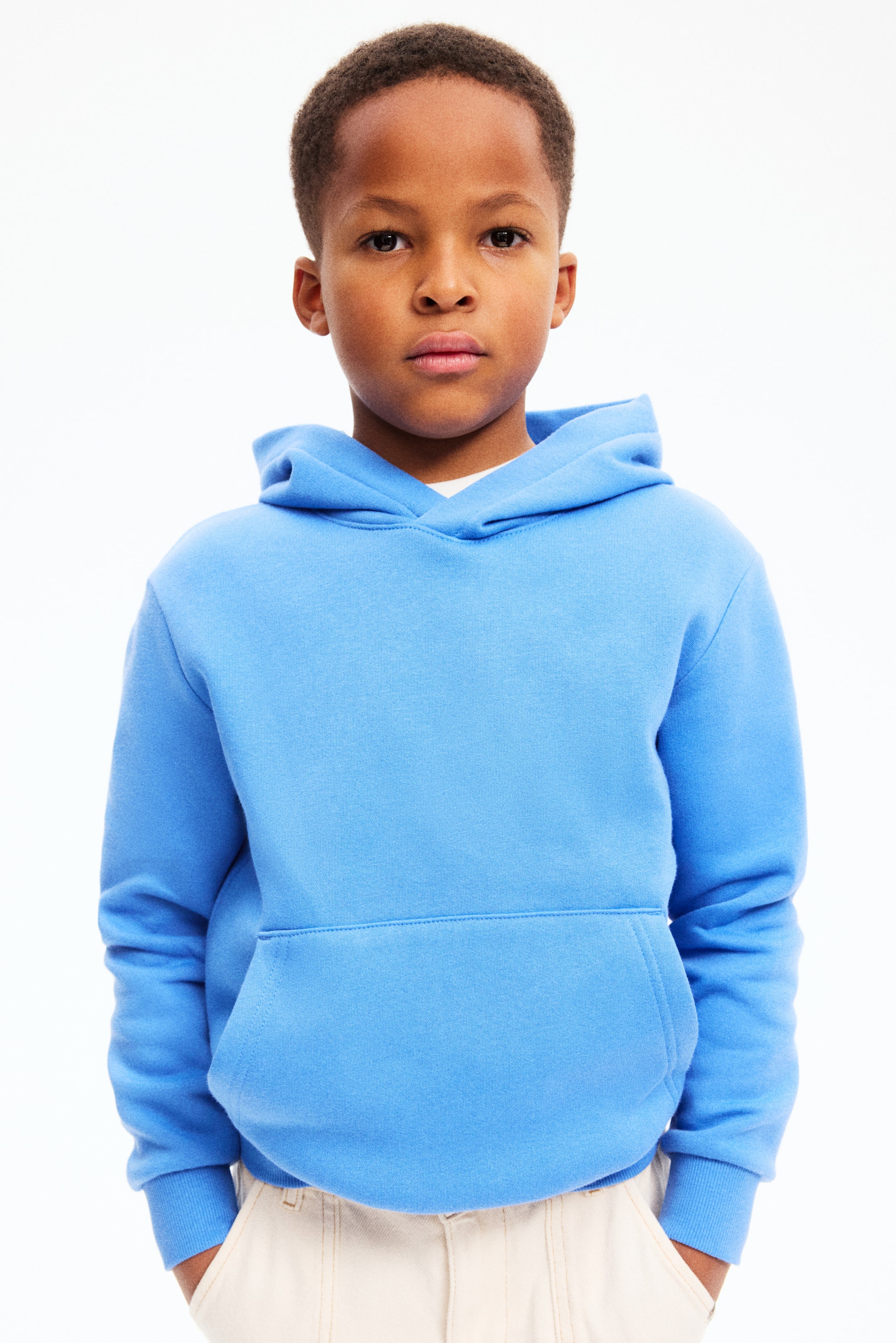 查看大圖: 淺藍色連帽衫正面展示，設有帽兜、大型袋鼠口袋，以及羅紋袖口和下擺。