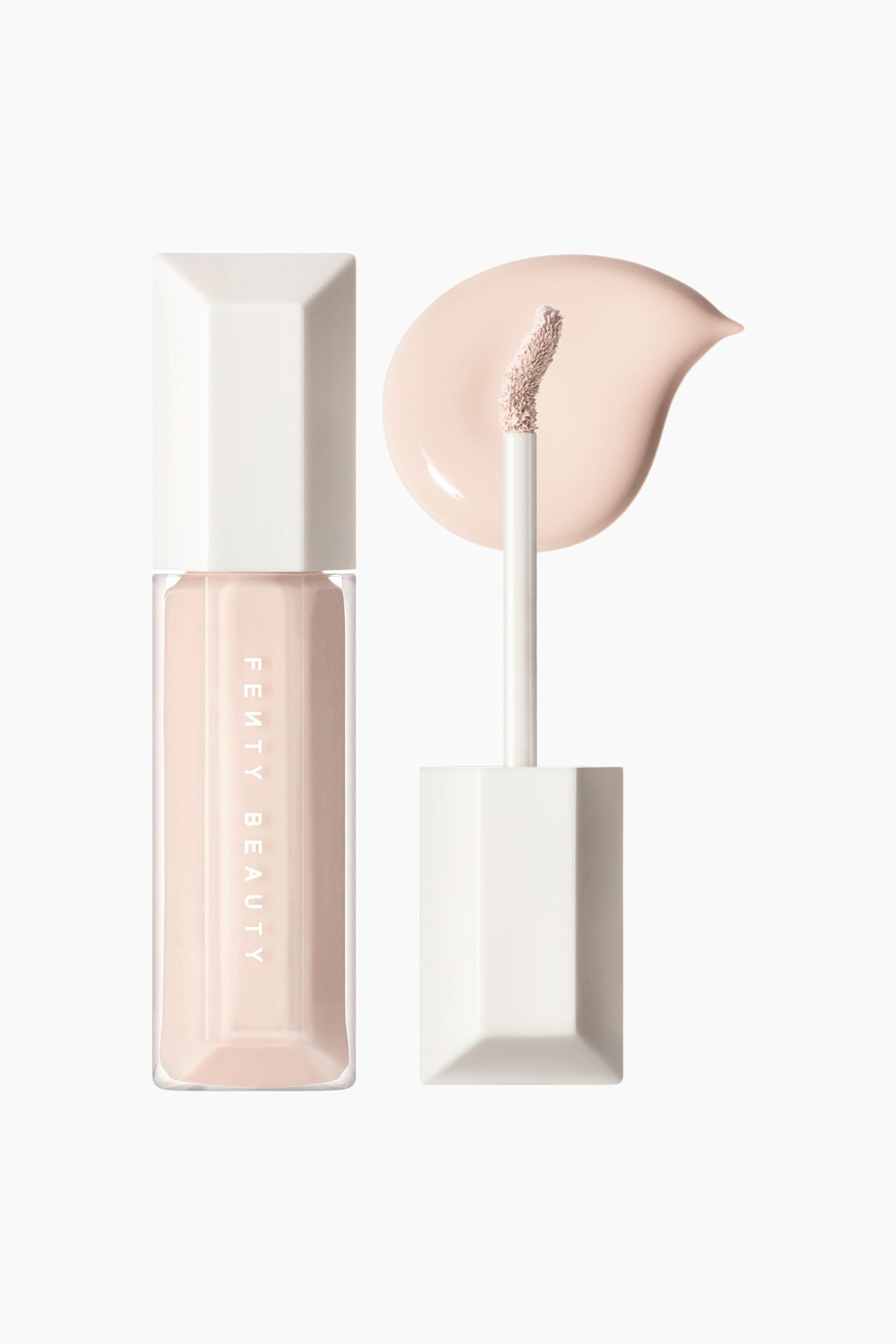 Visa större bild: We're Even Hydrating Longwear Concealer står upprätt i en genomskinlig, facetterad flaska med vit geometrisk kork och visar en ljus rosa-beige nyans. Till höger syns den uppskruvade applikatorn med sin böjda doe-foot-spets täckt av produkten, placerad framför ett jämnt, droppformat prov av den flytande concealern.