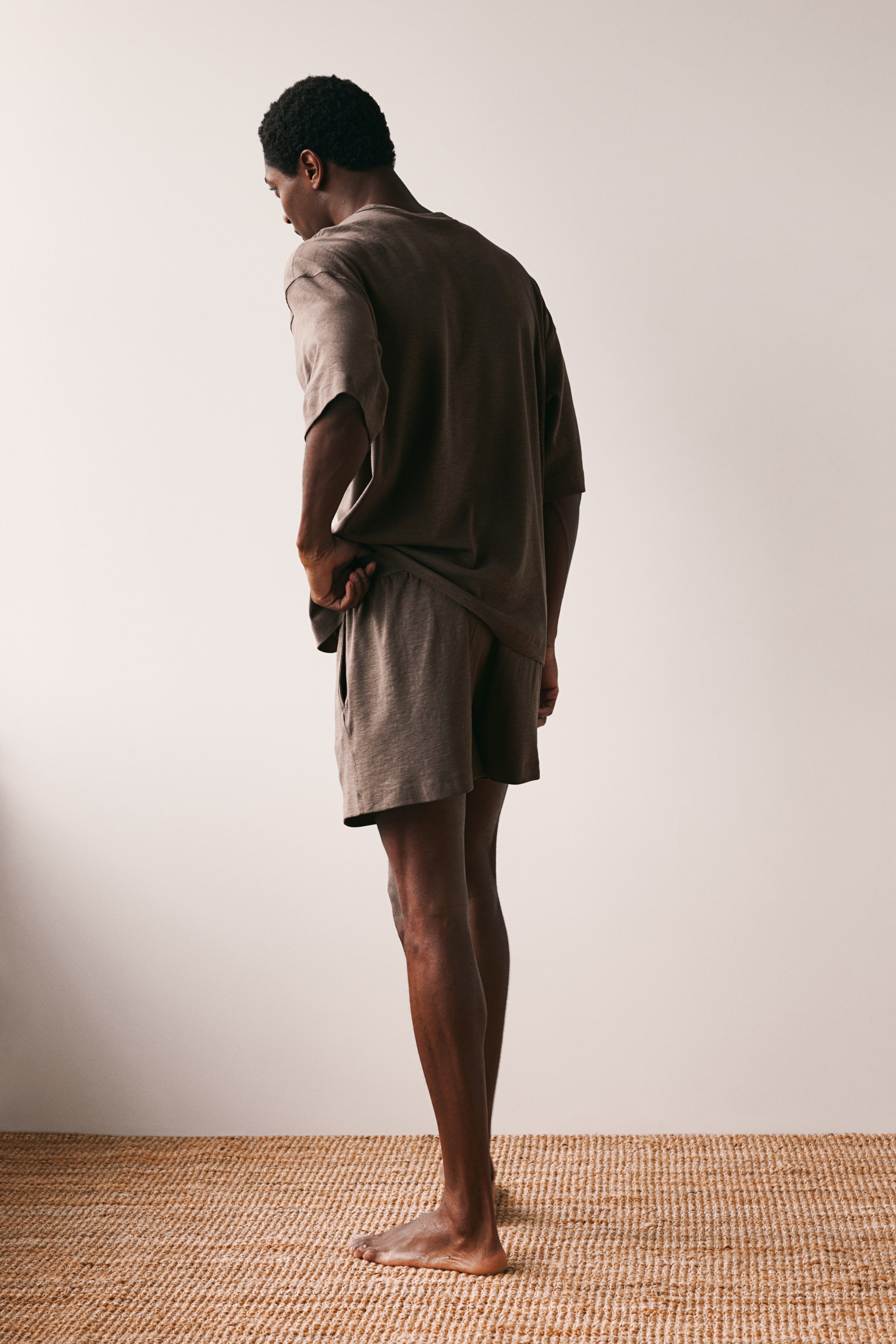 Pyjama T-shirt and shorts - Brown - Men | H&M GB 4