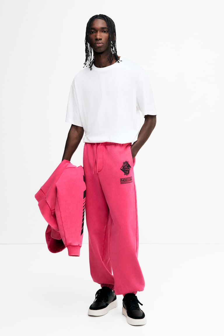Donji deo trenerke s aplikacijama Relaxed Fit