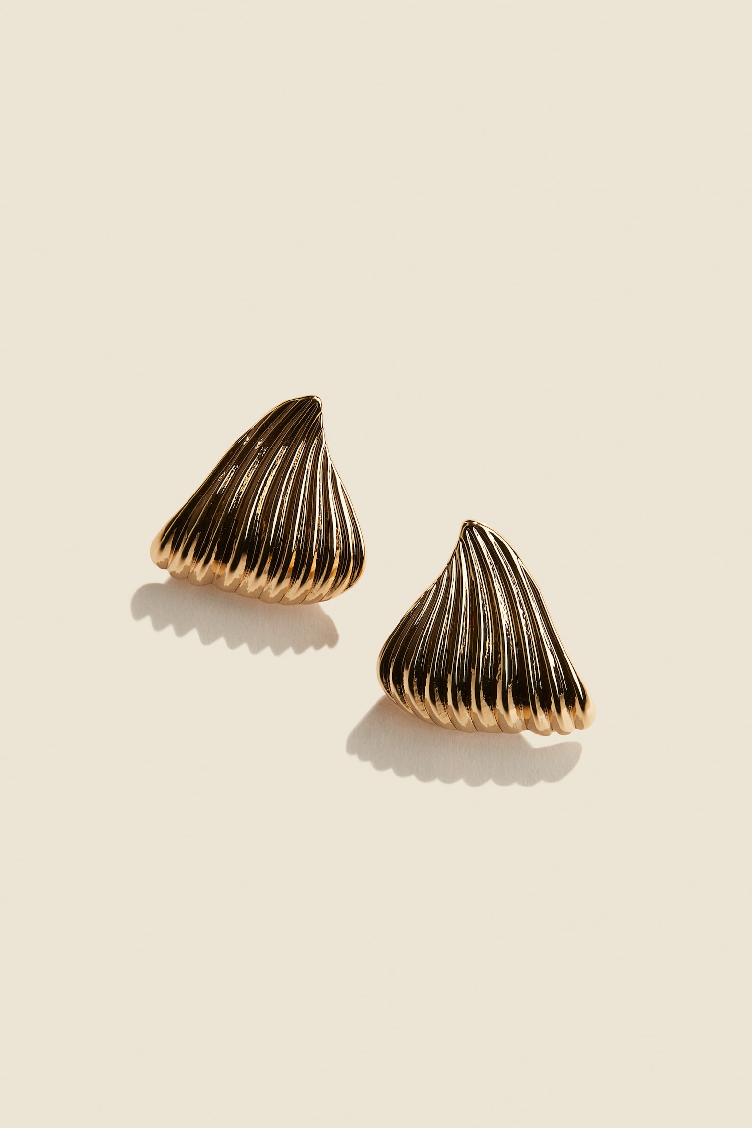 Leaf Shaped Earrings - Gold colour - 1