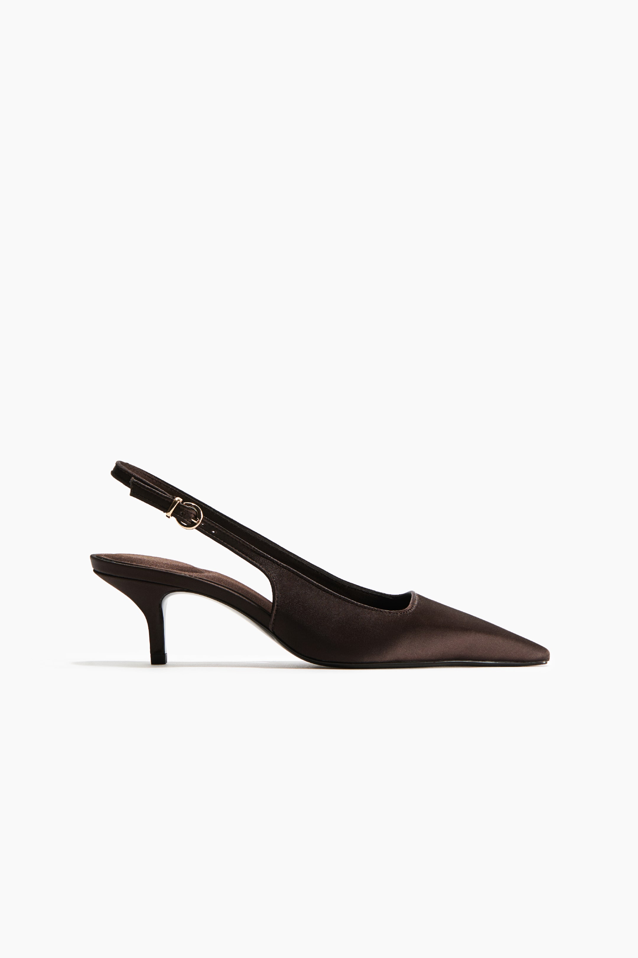 Visa större bild: En mörkbrun slingback-sko i satin visas i sidoprofil mot höger, med en spetsig tå och en låg stilettklack. Skon visar upp en smal, justerbar hälrem med ett guldfärgat metallspänne och en matchande innersula i satin.