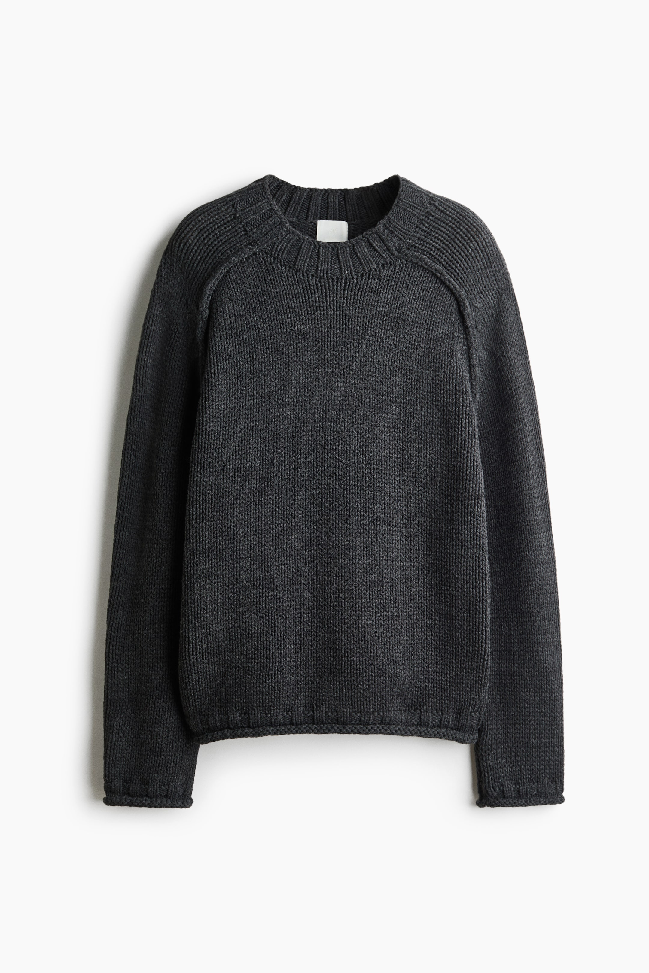 Größeres Bild ansehen: Ein dunkelgrauer Strickpullover ist in einer frontalen Ansicht zu sehen und verfügt über einen gerippten Rundhalsausschnitt, Raglanärmel sowie gerippte Details an den Bündchen und am Saum.