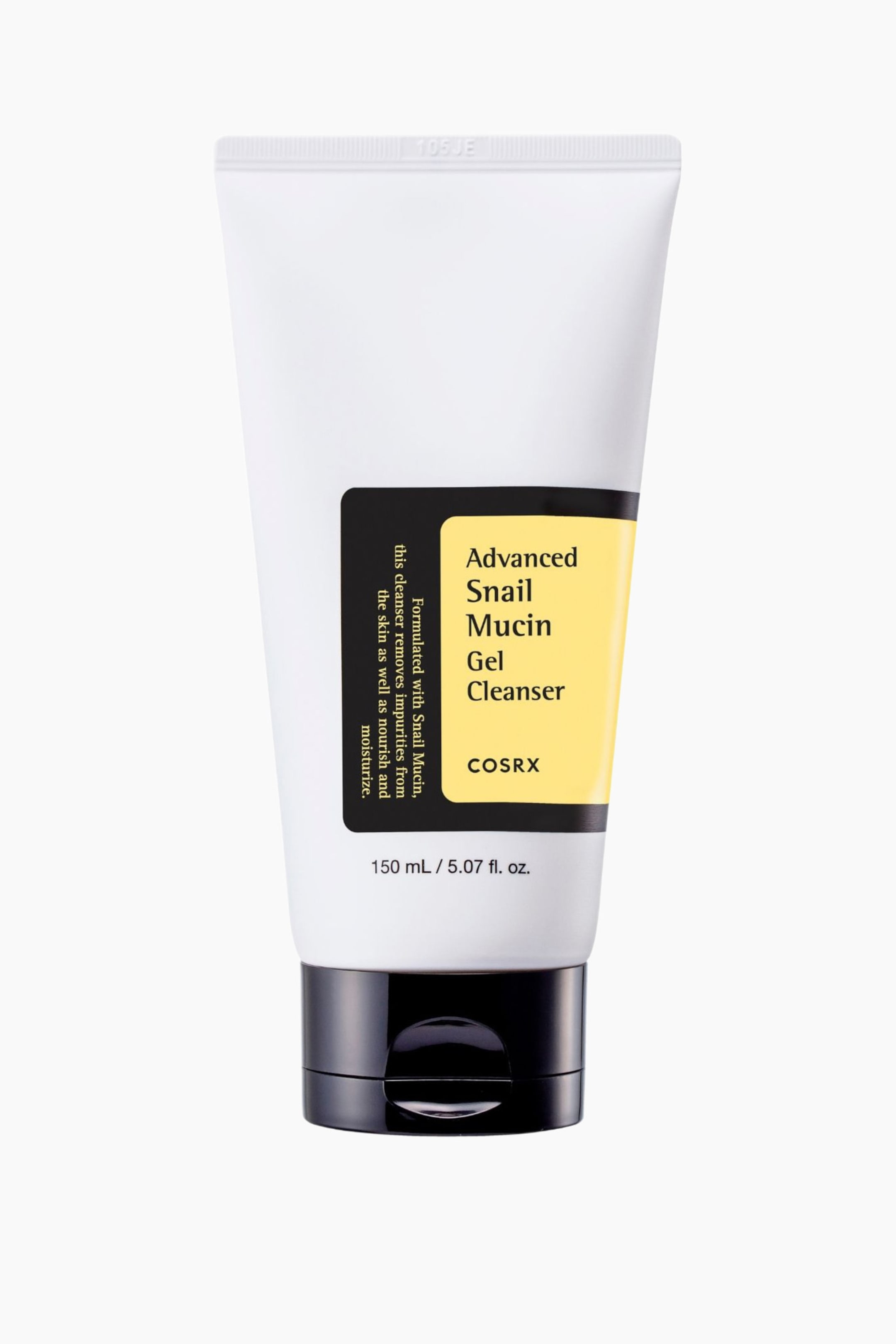 Se større billede: En hvid tubeflaske med klemmedispenser af Advanced Snail Mucin Gel Cleanser fra COSRX står oprejst. Dens gule og sorte etiket viser produktnavnet, beskrivende tekst og volumen, mens en sort flip-top hætte sikrer dens bund.