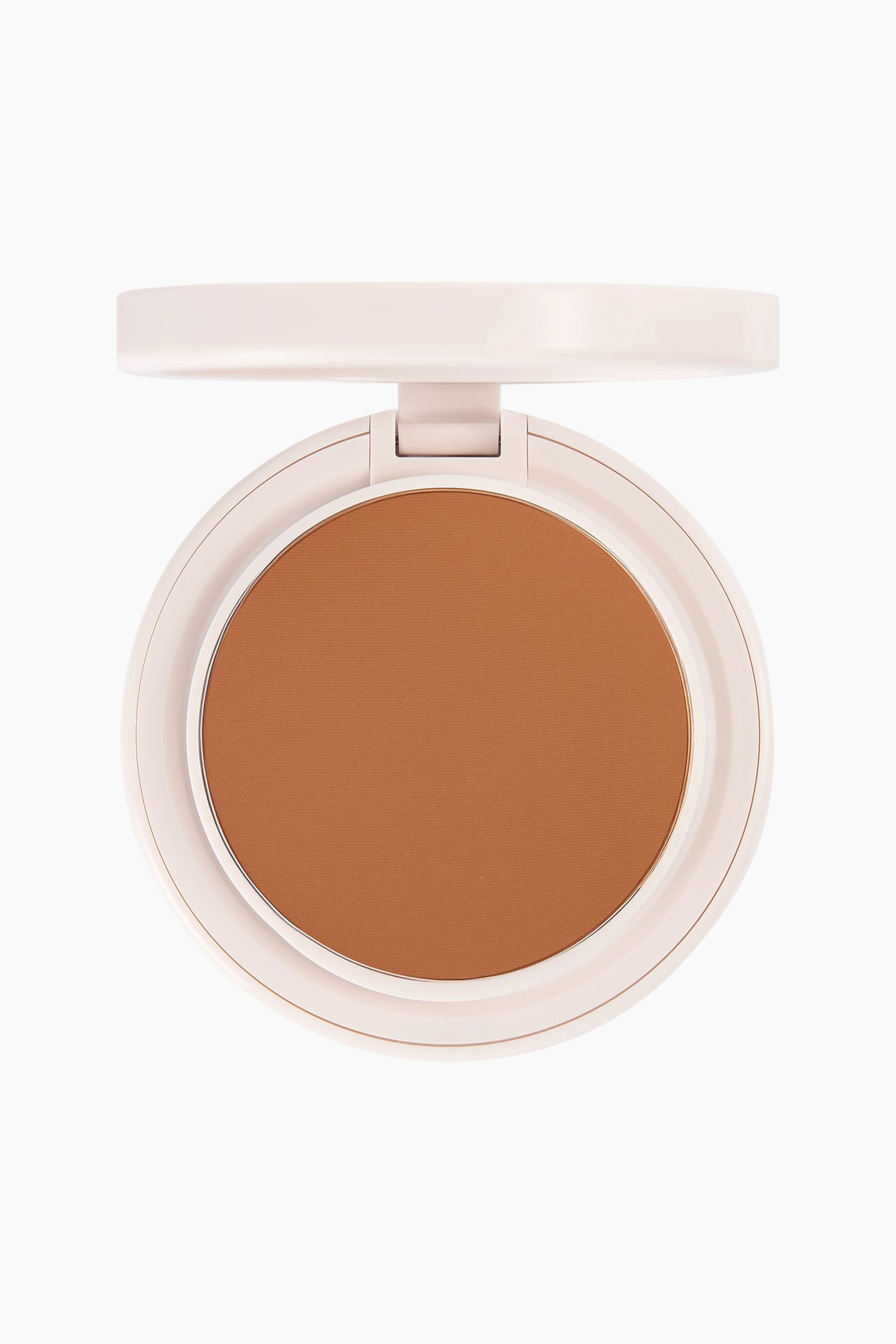 Se større billede: Natural Blur Powder Foundation ses fra en direkte, frontvendt vinkel i en åben, rund, råhvid kompakt. Kompakten fremviser en glat, rund pan med medium-mørk tan pudderfoundation med en mat finish.