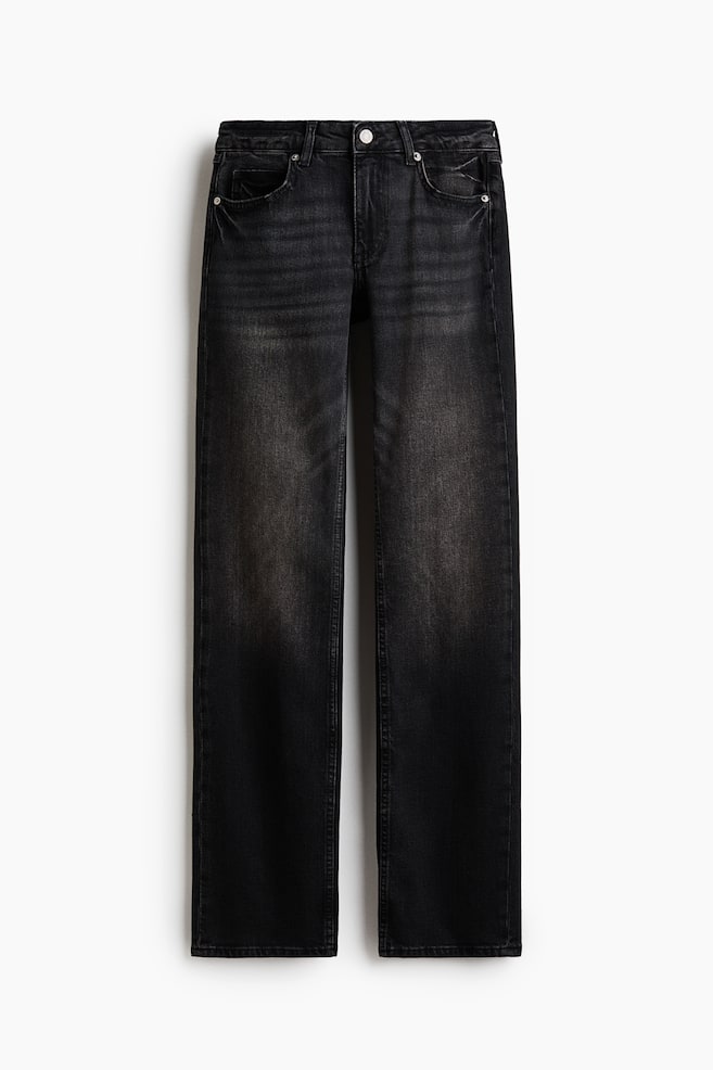 Vista frontale di un paio di jeans in denim lavato grigio scuro, caratterizzati da un design a cinque tasche, chiusura con zip e bottone e vita bassa. I jeans sono appesi verticalmente e mostrano un taglio a gamba dritta con sfumature sulle cosce e leggere baffature. - 1