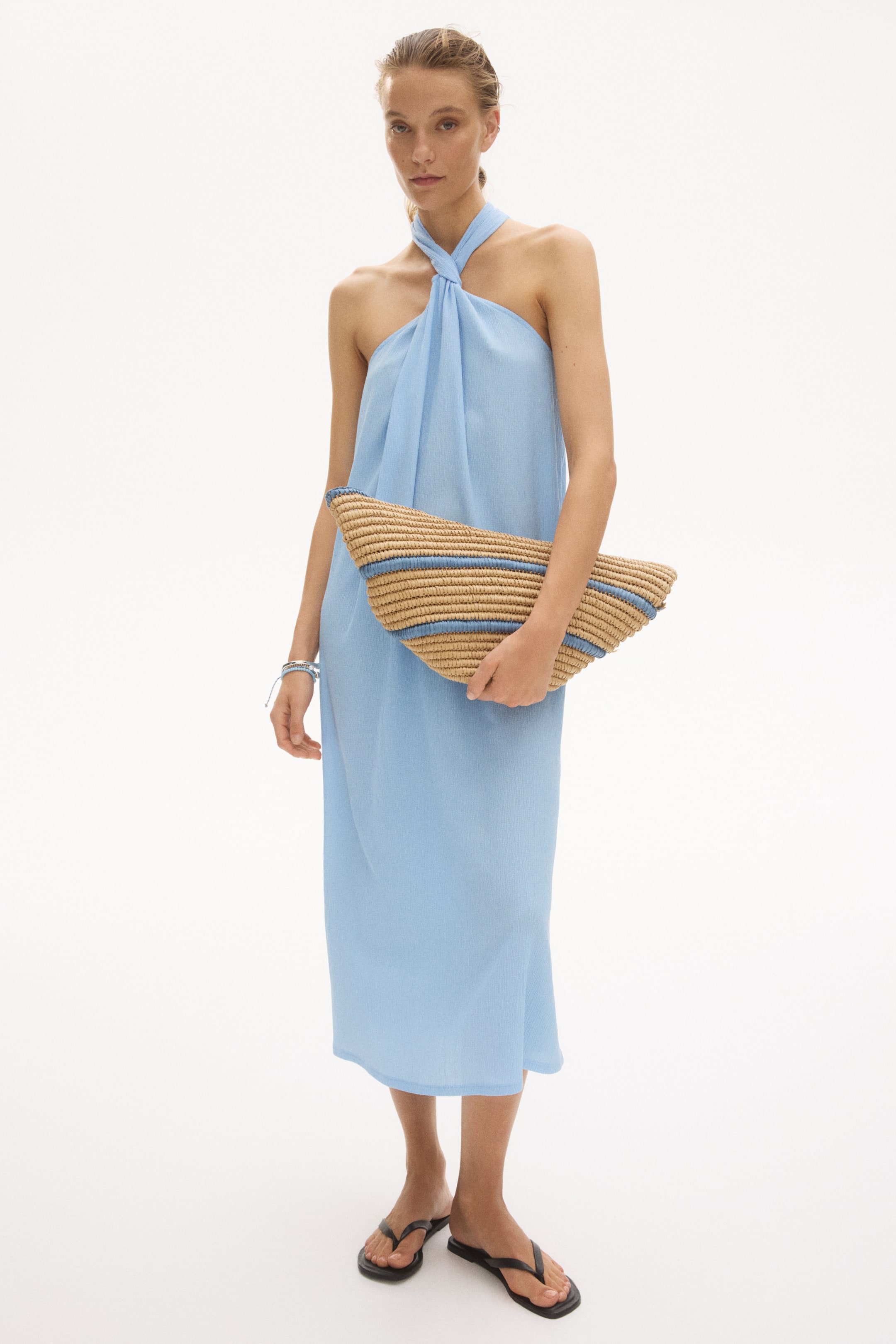 Grösseres Bild ansehen: Das wadenlange Kleid, von vorne gesehen, ist aus gekräuseltem Jersey gefertigt. Es zeichnet sich durch einen schmalen Schnitt am Oberteil mit einem Twist-Detail, breite Neckholder-Bänder, die vorne überlappen, und einen gerade geschnittenen Saum aus.