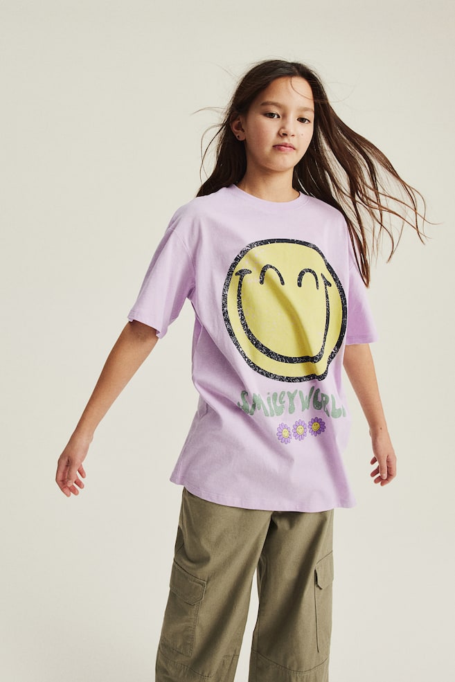 Oversized T-shirt med tryk - Syrenlilla/SmileyWorld®/Sort/Lilo & Stitch/Hvid/SmileyWorld®/Hvid/Mickey Mouse/Hvid/Keith Haring/Mørkegrå/Blondie/Hvid/Blackpink/Mørkegrå/SmileyWorld®/Mørkegrå/Den lille havfrue - 6