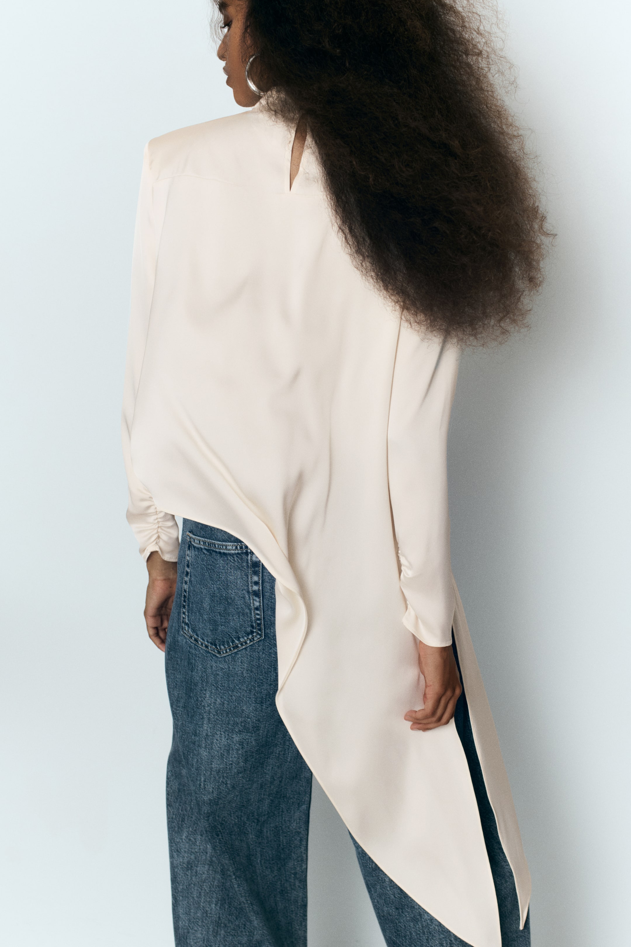 Blouse en satin avec détail à nouer