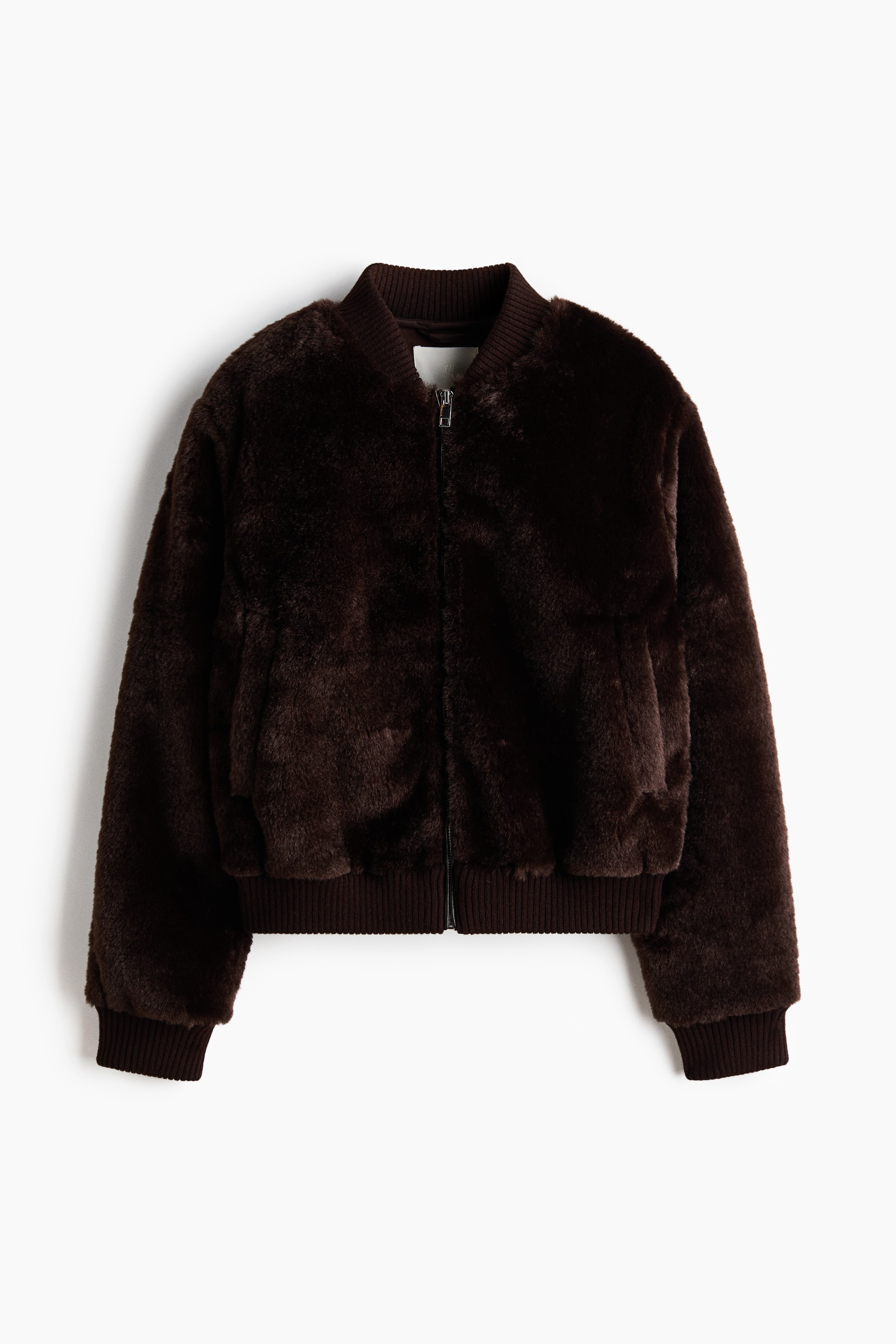 Ampliar la imagen: Una chaqueta bomber de piel sintética color marrón oscuro está mostrando su parte delantera, con un cierre de cremallera plateado, cuello acanalado, puños acanalados, dobladillo acanalado y dos bolsillos frontales visibles.