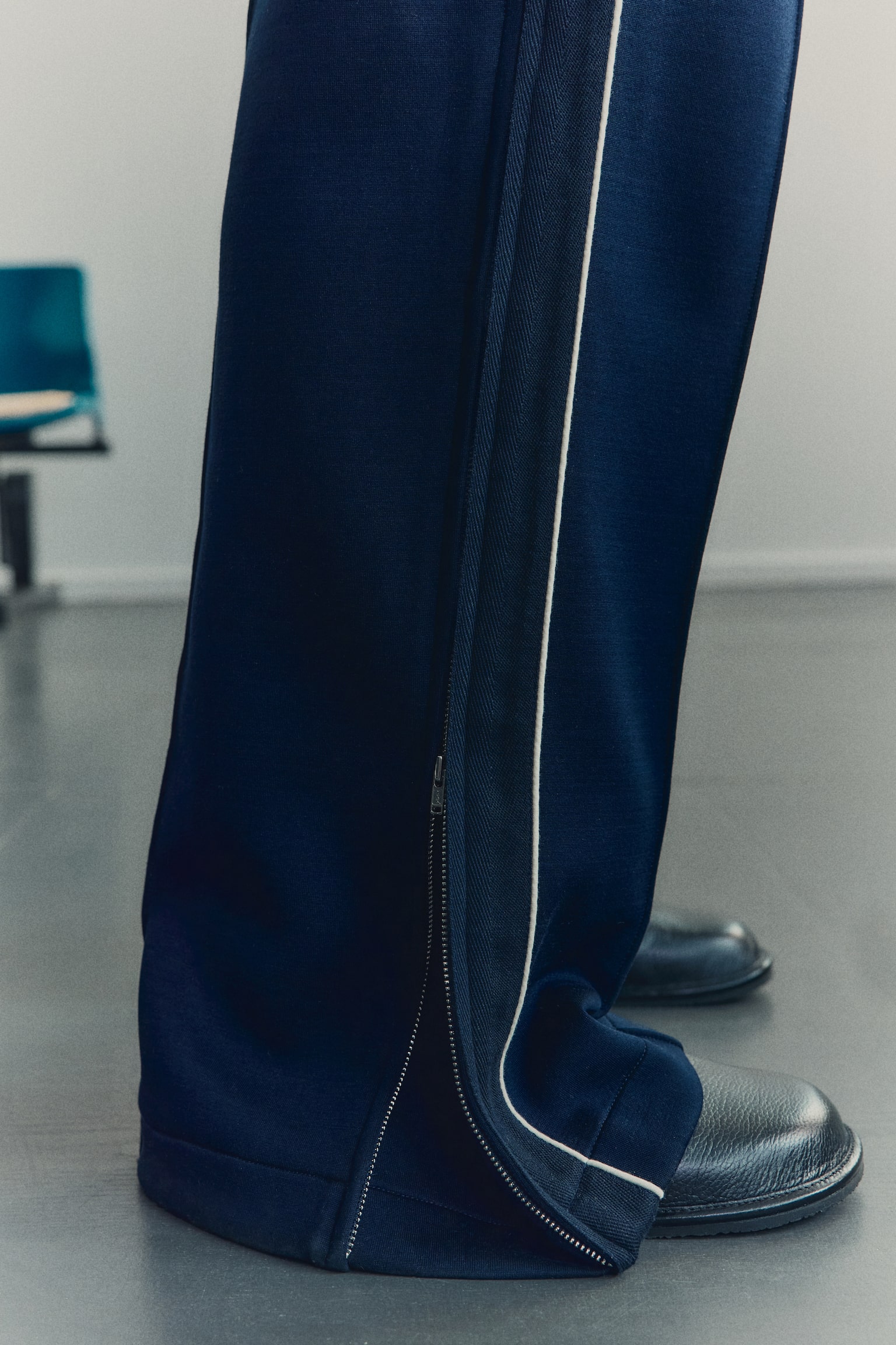 Rozszerzane spodnie sportowe Regular Fit - Ciemnoniebieski - 3