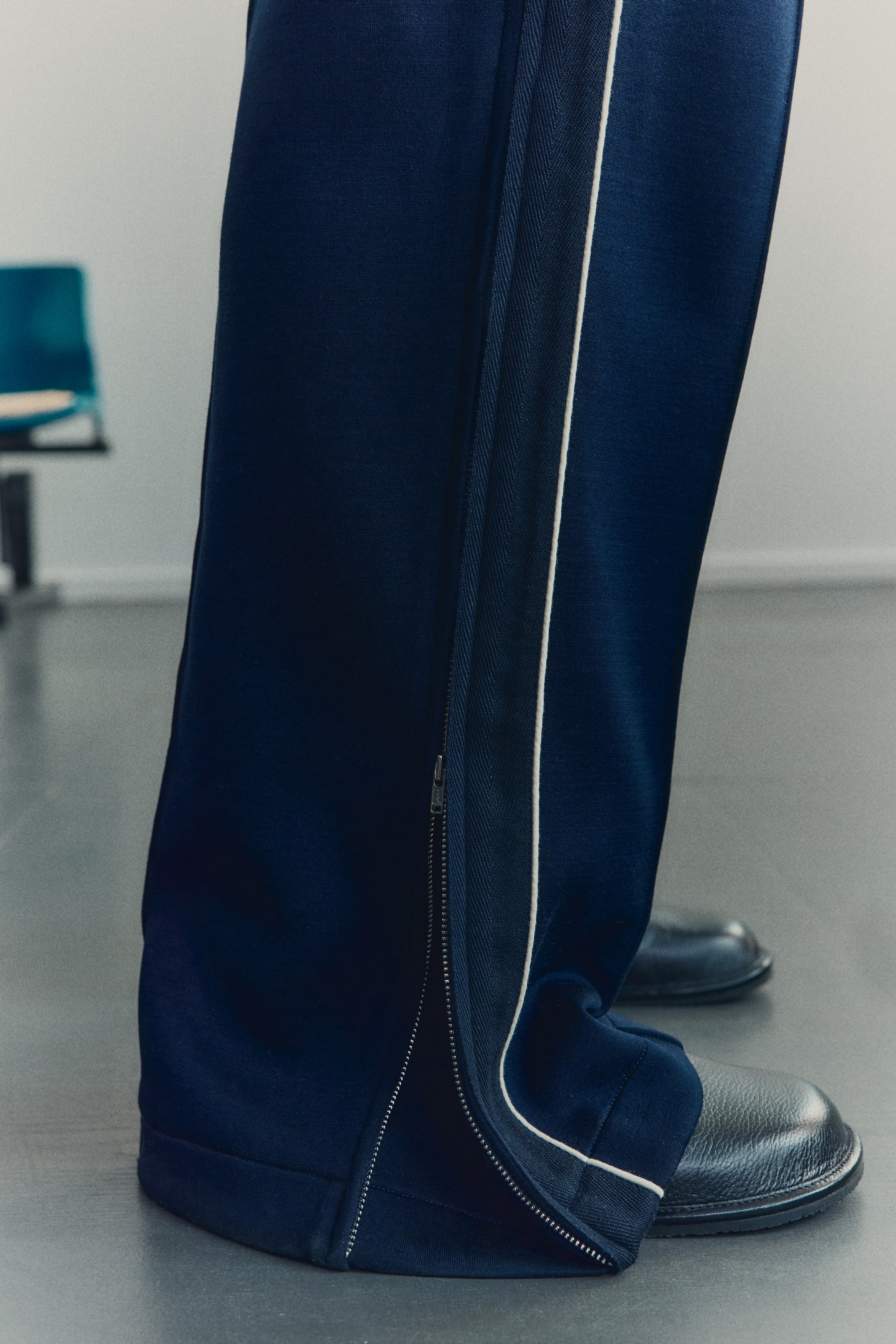 Zobacz większy obraz: Rozszerzane spodnie sportowe Regular Fit - Ciemnoniebieski - ON | H&M PL 4