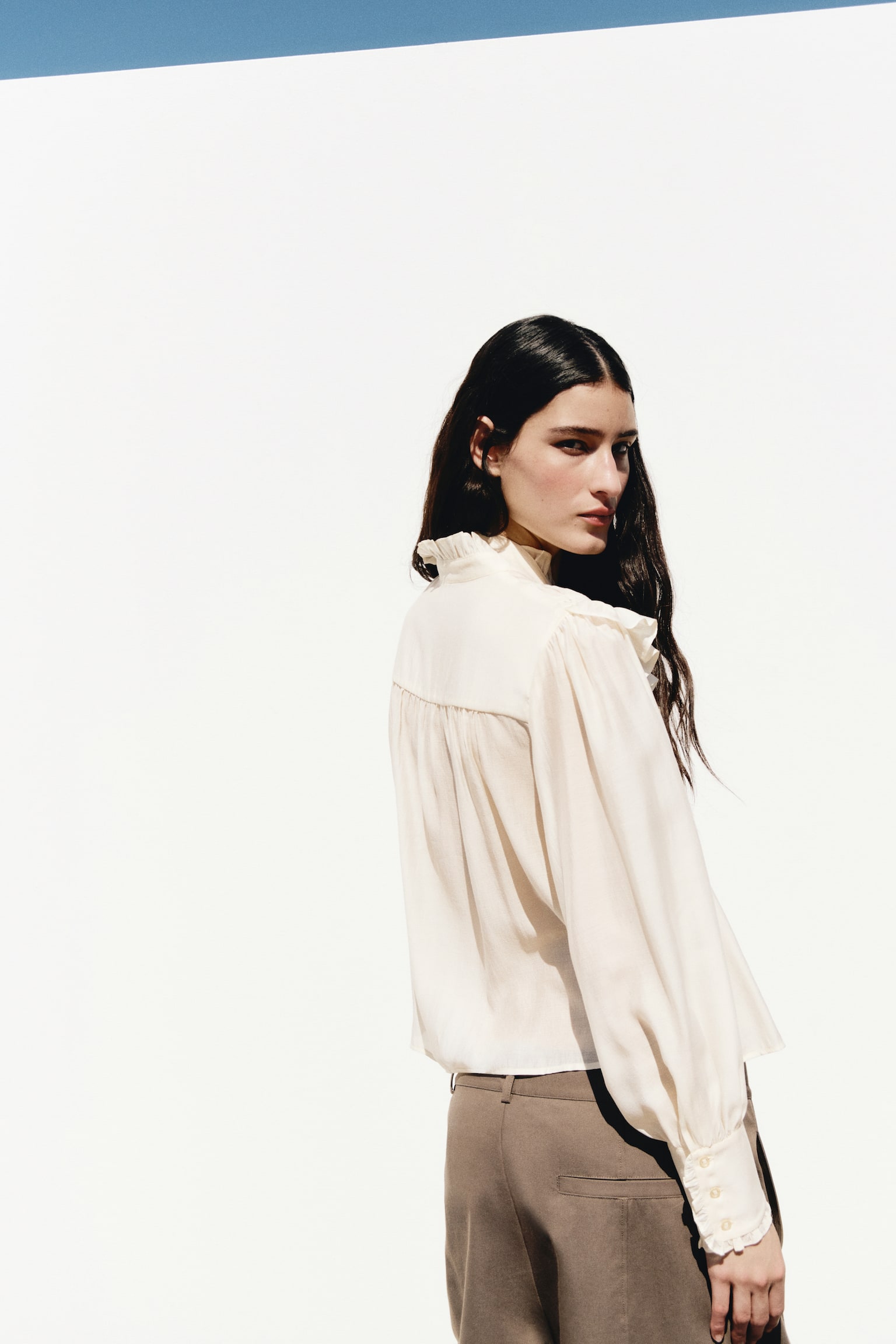 Женская блузка H&M Ruffle-Trimmed Tie-Neck Blouse, цвет: Кремовый — фото 5