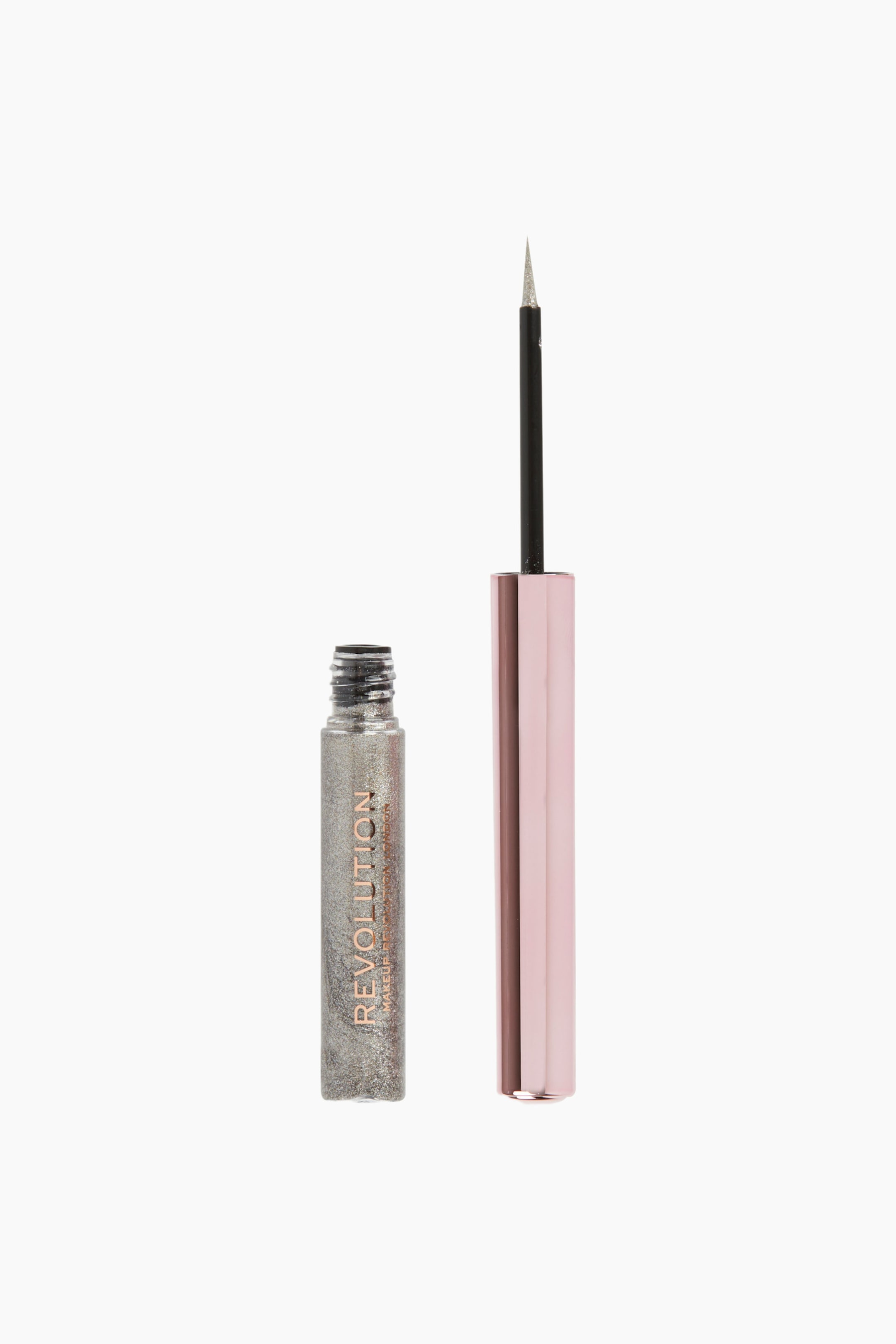 Visa större bild: Super Flick Liquid Eyeliner står öppen och visar en genomskinlig cylindrisk flaska fylld med glittrig silverfärgad vätska samt varumärkesnamnet "REVOLUTION" i metallisk lettering. Bredvid flaskan håller ett långt, metalliskt rosa lock en upprätt svart applikator med en fin, spetsig penselspets täckt av silverglitter.