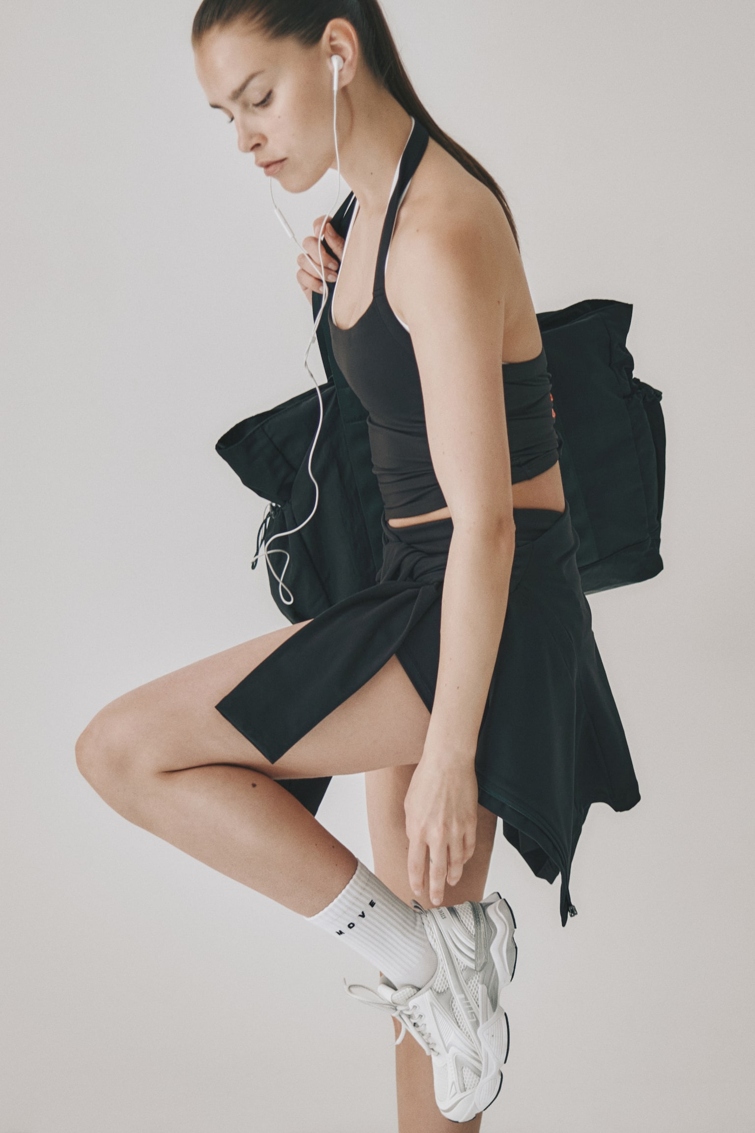 Женский топ H&M Move Halterneck Sports with SoftMove™, цвет: Чёрный — фото 3