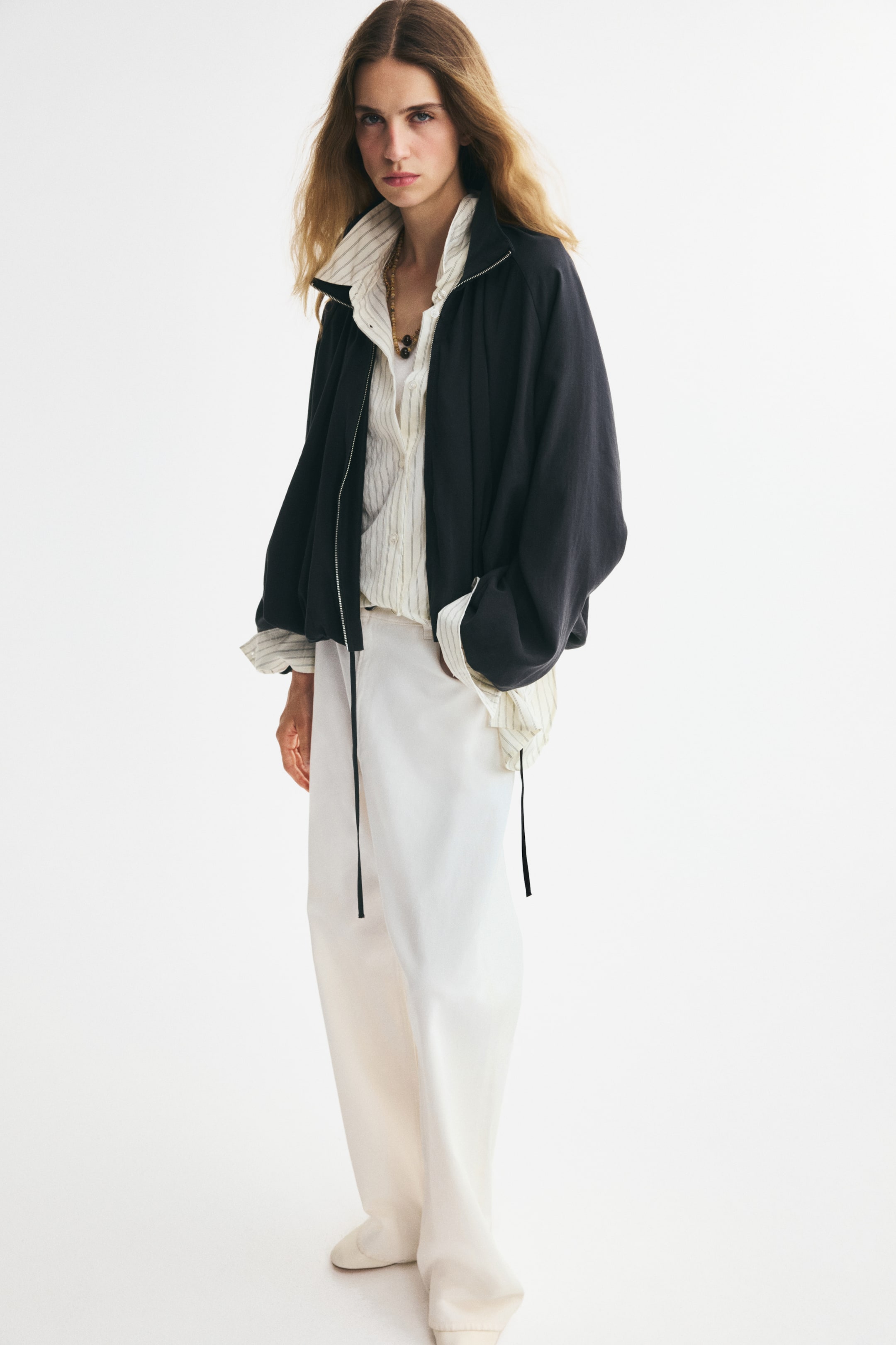 Женские куртки H&M Oversized Drawstring-Detail Jacket — фото 4