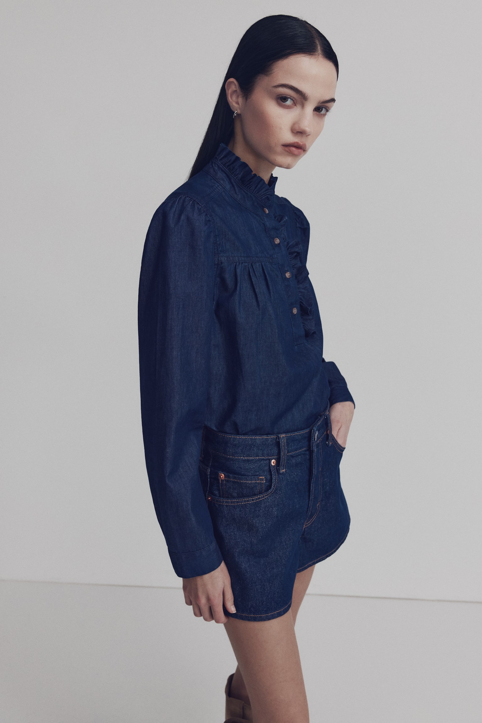 Женская блузка H&M Ruffled-Collar Denim Blouse, цвет: Тёмный джинсовый синий — фото 4