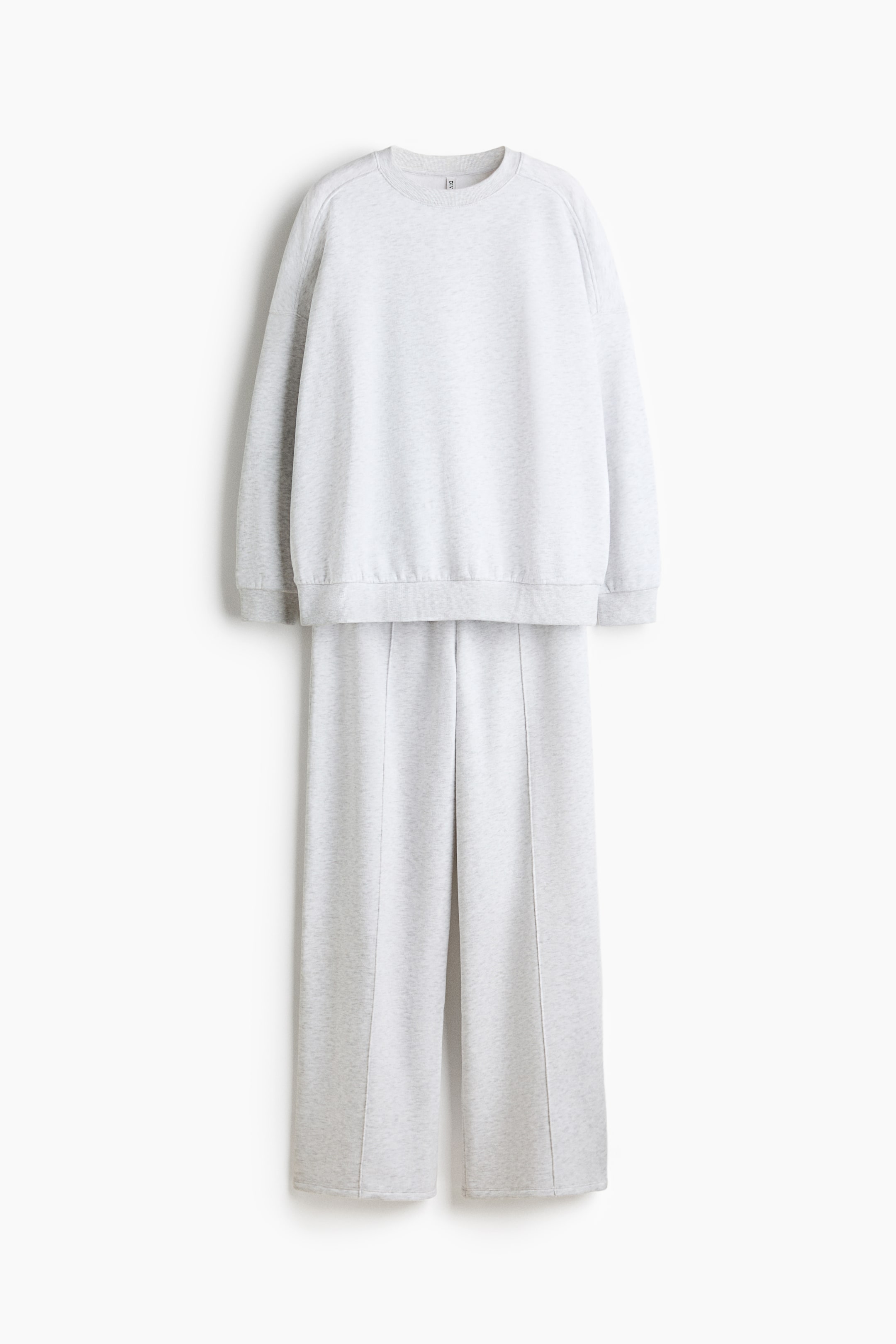 查看大圖: 一套淺灰色混紗家居服正面展示，包含一件長袖圓領衛衣與一件同款寬褲管運動褲。衛衣採用插肩式肩線、羅紋袖口與羅紋下擺；運動褲則在每條褲腿前方呈現一路向下的車縫中線。