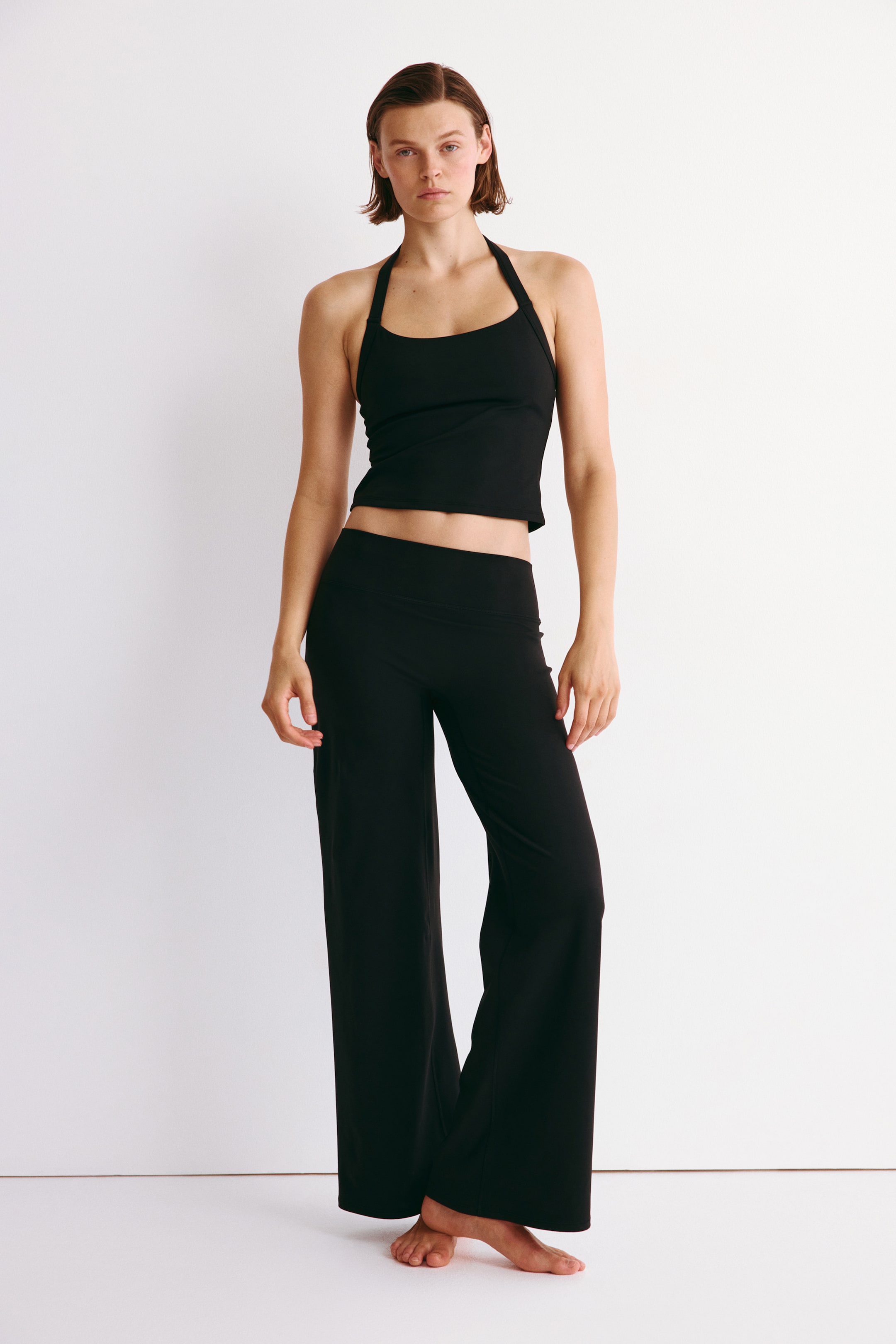 Ampliar la imagen: Pantalón deportivo acampanado con SoftMove™ - Negro - Ladies | H&M MX 1