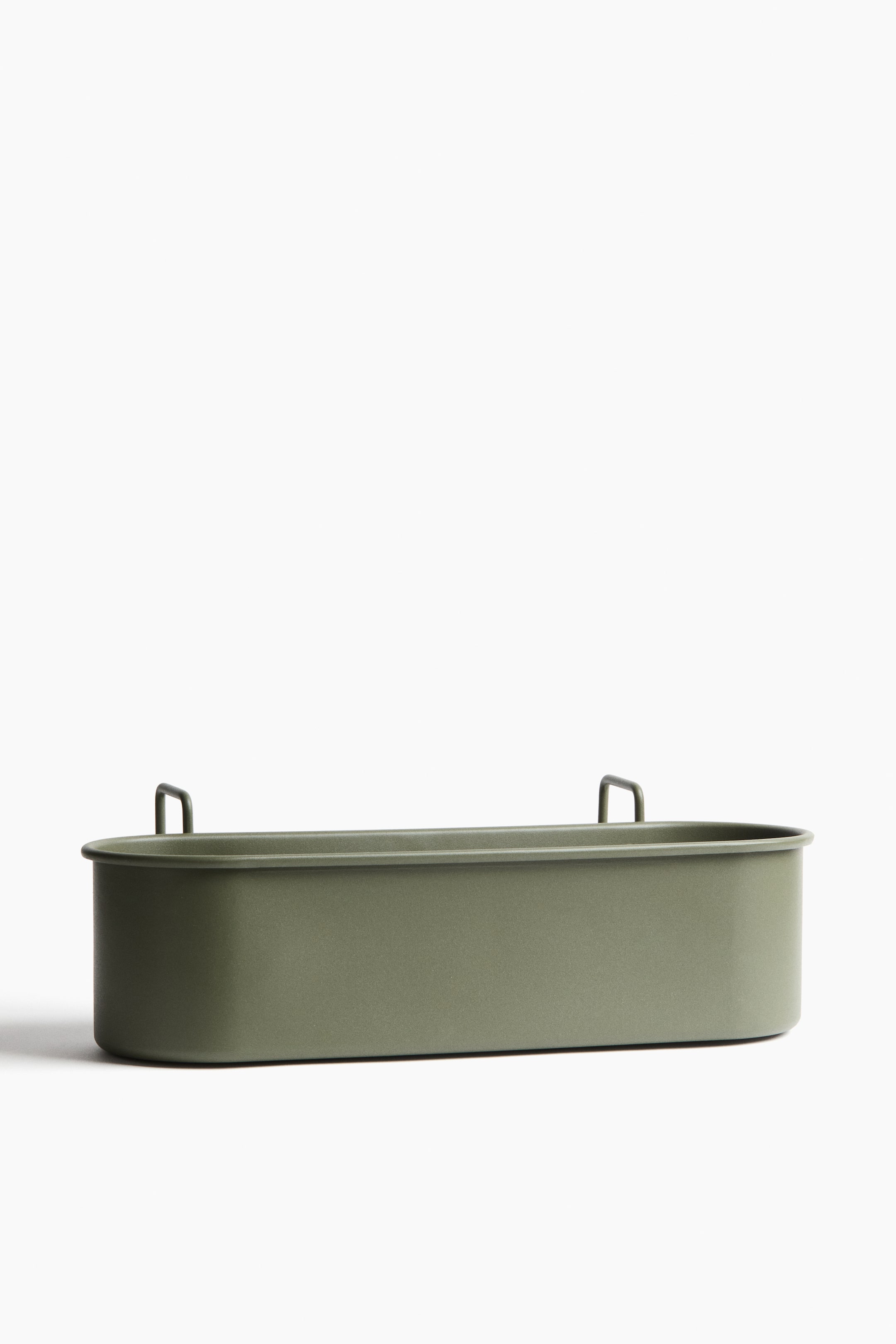 Visualizza immagine più grande: Un vaso da fiori verde oliva si mostra frontalmente, caratterizzato da una forma ovale allungata con una finitura opaca. Due ganci a forma di U si estendono verso l'alto dai bordi superiori interni del vaso.