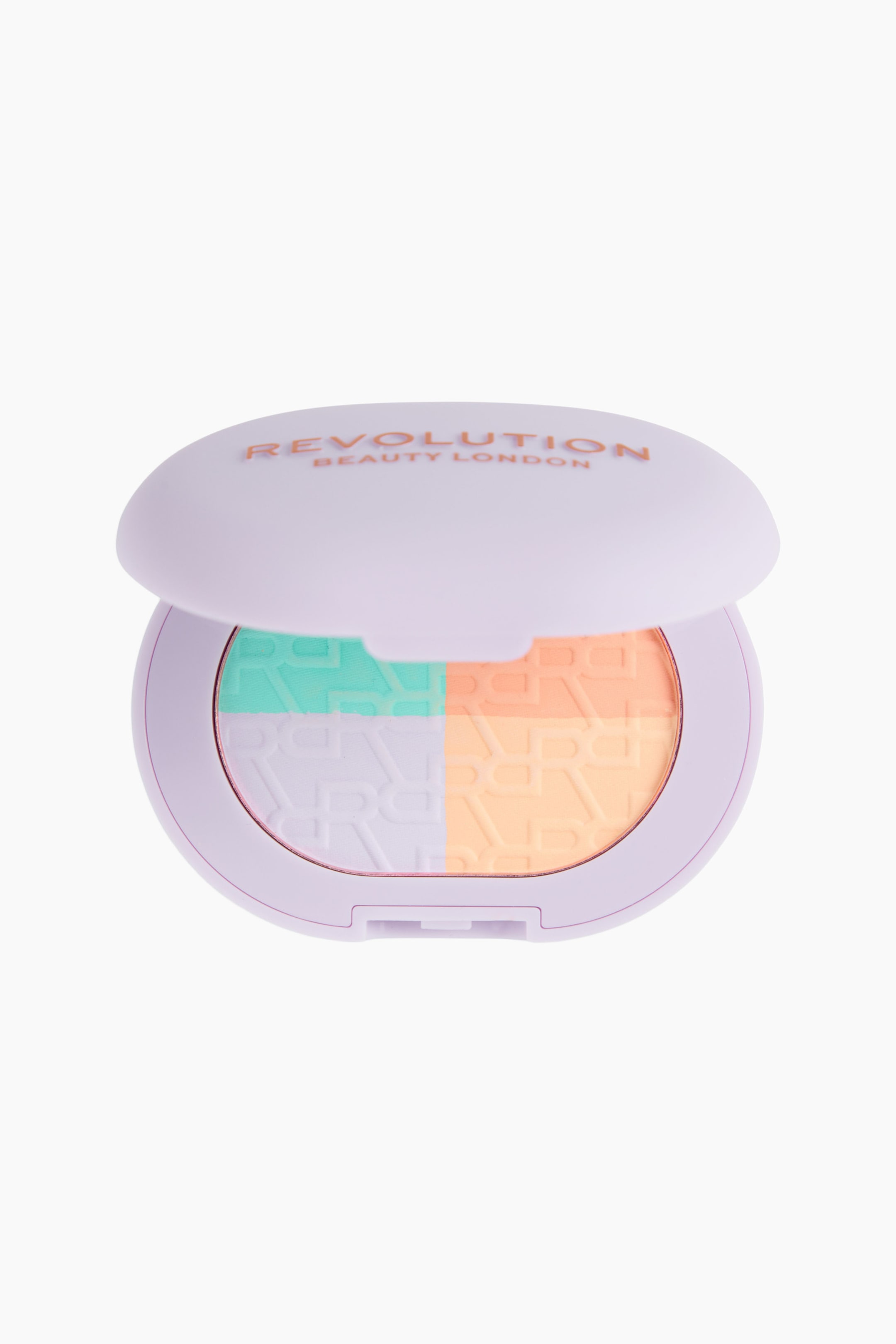Näytä suurempi kuva: Colour Correct Powder Pops -kompaktia esitellään avoimena, edestäpäin kuvattuna, ja siinä korostuu pastellilila kotelo sekä ulkokannessa oleva teksti "REVOLUTION BEAUTY LONDON". Sisäpuolella näkyy pyöreä puuteriastia, joka on jaettu neljään väriä korjaavaan neljännekseen: mintunvihreään, vaaleaan laventeliin, vaaleaan persikkaan ja pehmeään keltaiseen, ja jokaisessa on toistuva monogrammikuvio kohokuvioituna.