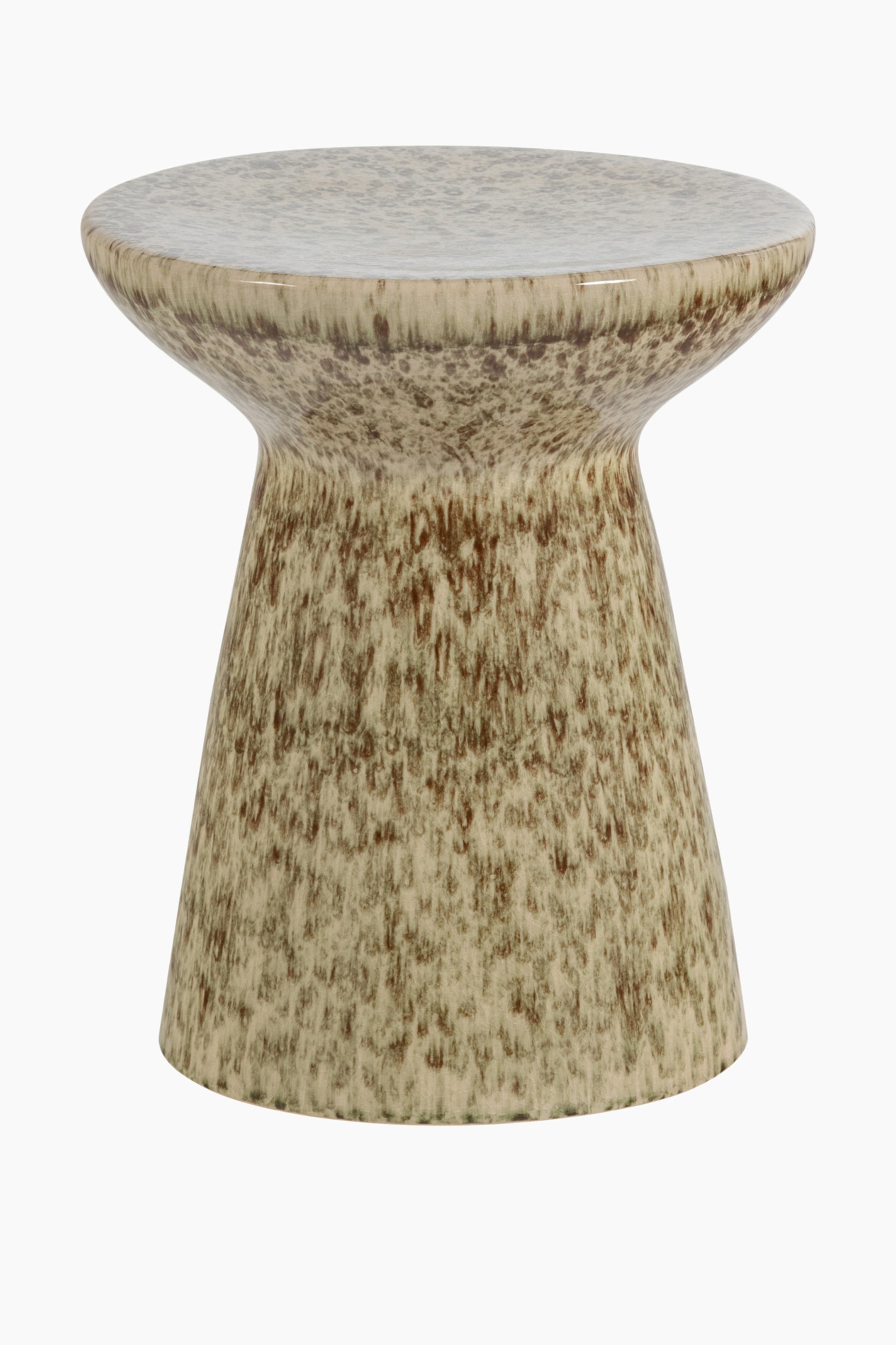 Agrandir l'image: Un tabouret en céramique avec un dessus rond et plat et une base évasée, doté d'une section centrale resserrée. Il présente une finition mouchetée et éclaboussée dans des nuances de beige crémeux, de brun et de vert subtil.