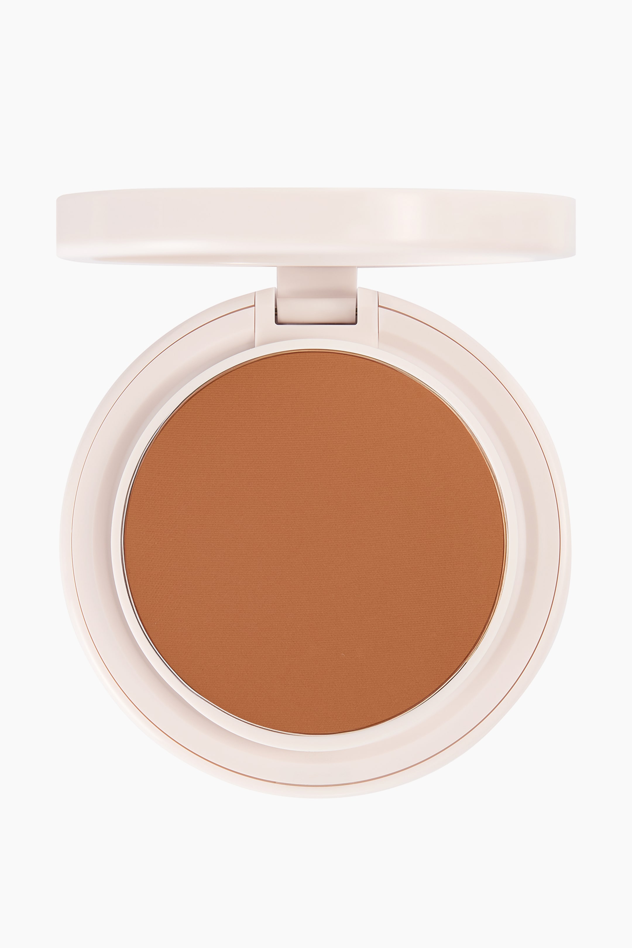 Se større billede: Natural Blur Powder Foundation ligger i et åbent, rundt, lyserødt pudderdåseetui og viser en glat, medium-tan presset pudderpande vendt fremad. Låget er åbnet opad fra det øverste hængsel og fremhæver makeup-pandens cirkulære struktur.