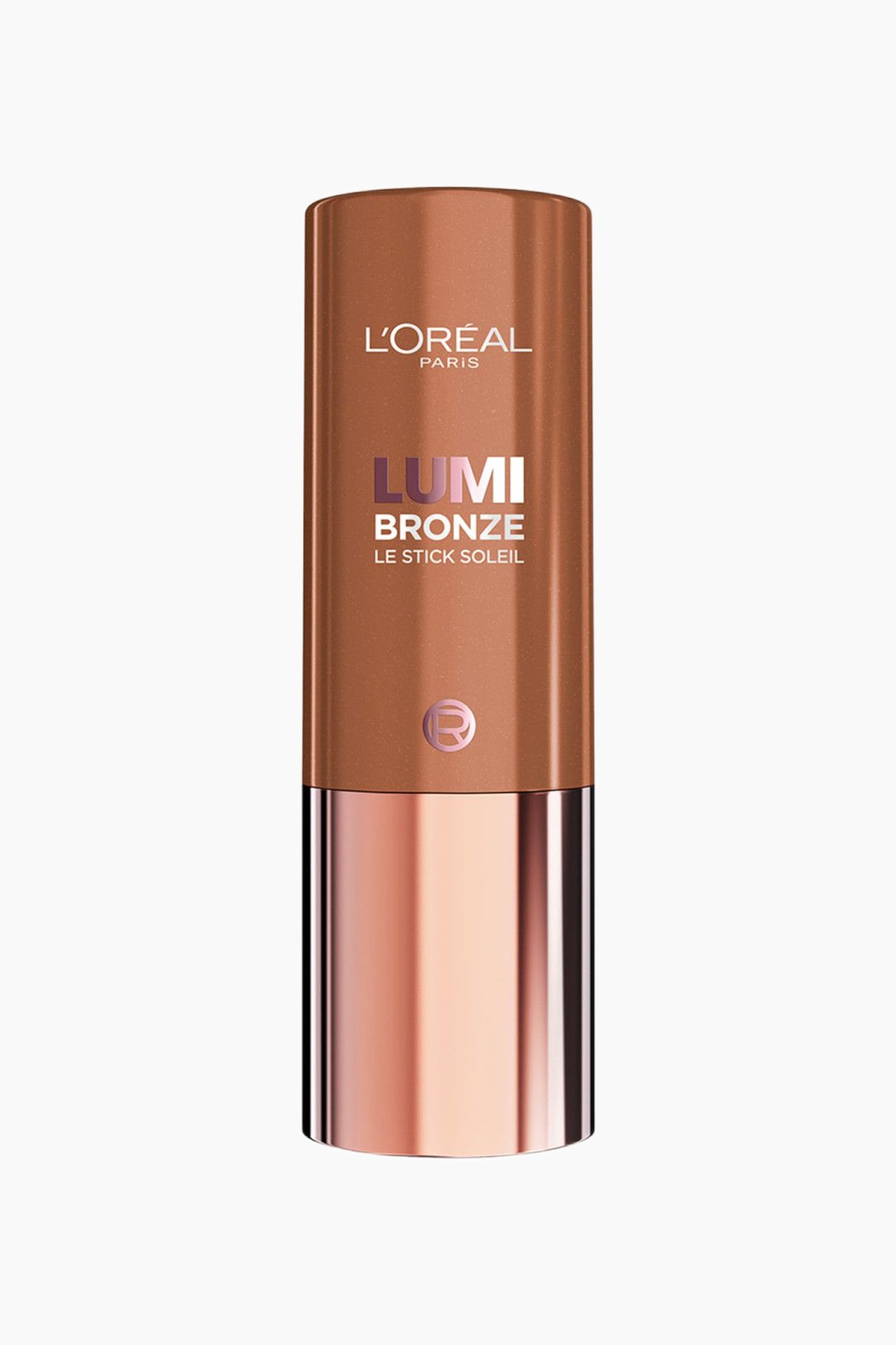 Visa större bild: Ett cylindriskt kosmetikstick står upprätt och har en matt bronsfärgad övre del samt en reflekterande roséguldsfärgad nedre del. L'Oréal Paris-logotypen, 'Lumi Bronze', 'Le Stick Soleil' och en liten cirkulär logotyp är tryckta på dess yta.